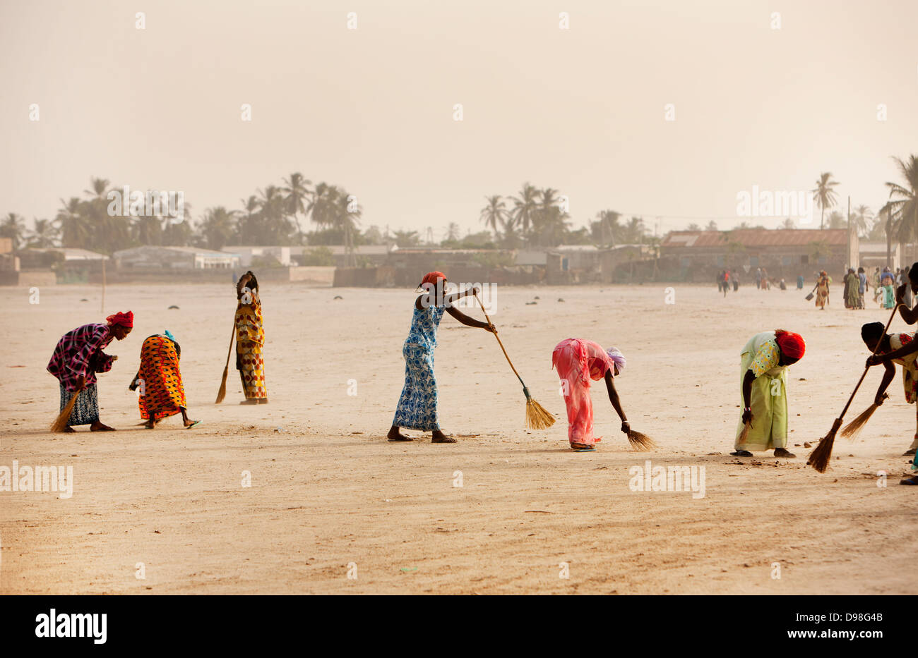 Nettoyage des femmes du village de Dionewar situé sur une île déserte dans l'embouchure du fleuve Saloum, Sénégal, Afrique Banque D'Images