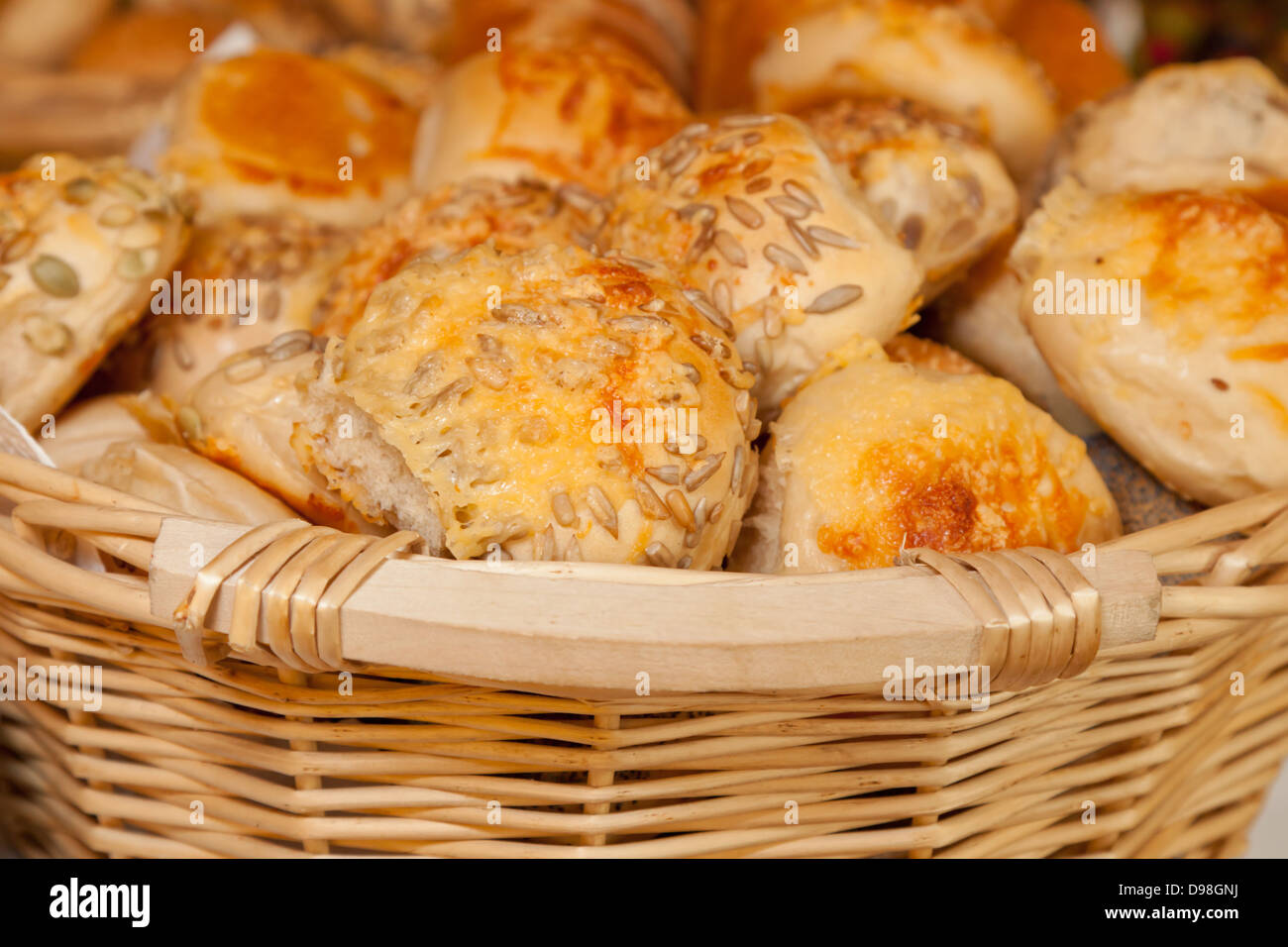 Un panier d'un assortiment de petits pains allemands ensemencée ou brötchen avec une faible profondeur de champ. Banque D'Images