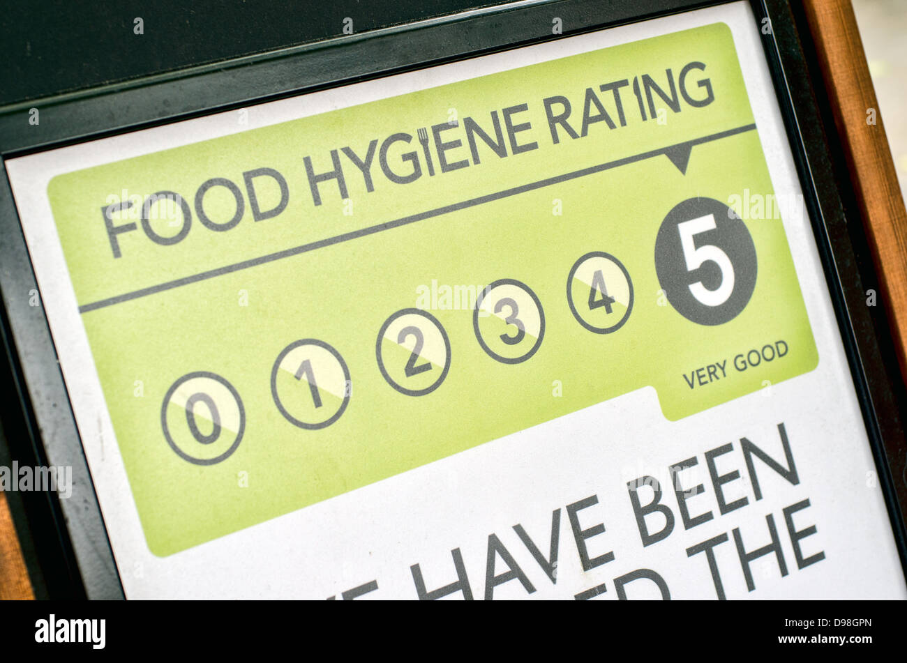 Un signe, à l'extérieur d'un pub britannique. Proclamer un haut standard d'hygiène alimentaire en utilisant les scores sur les portes du système. Banque D'Images