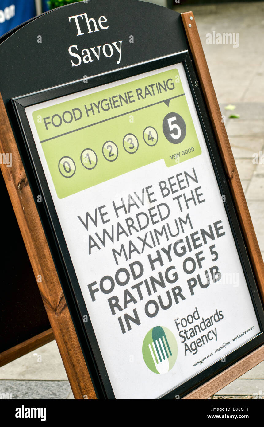 Un signe, à l'extérieur d'un pub britannique. Proclamer un haut standard d'hygiène alimentaire en utilisant les scores sur les portes du système. Banque D'Images