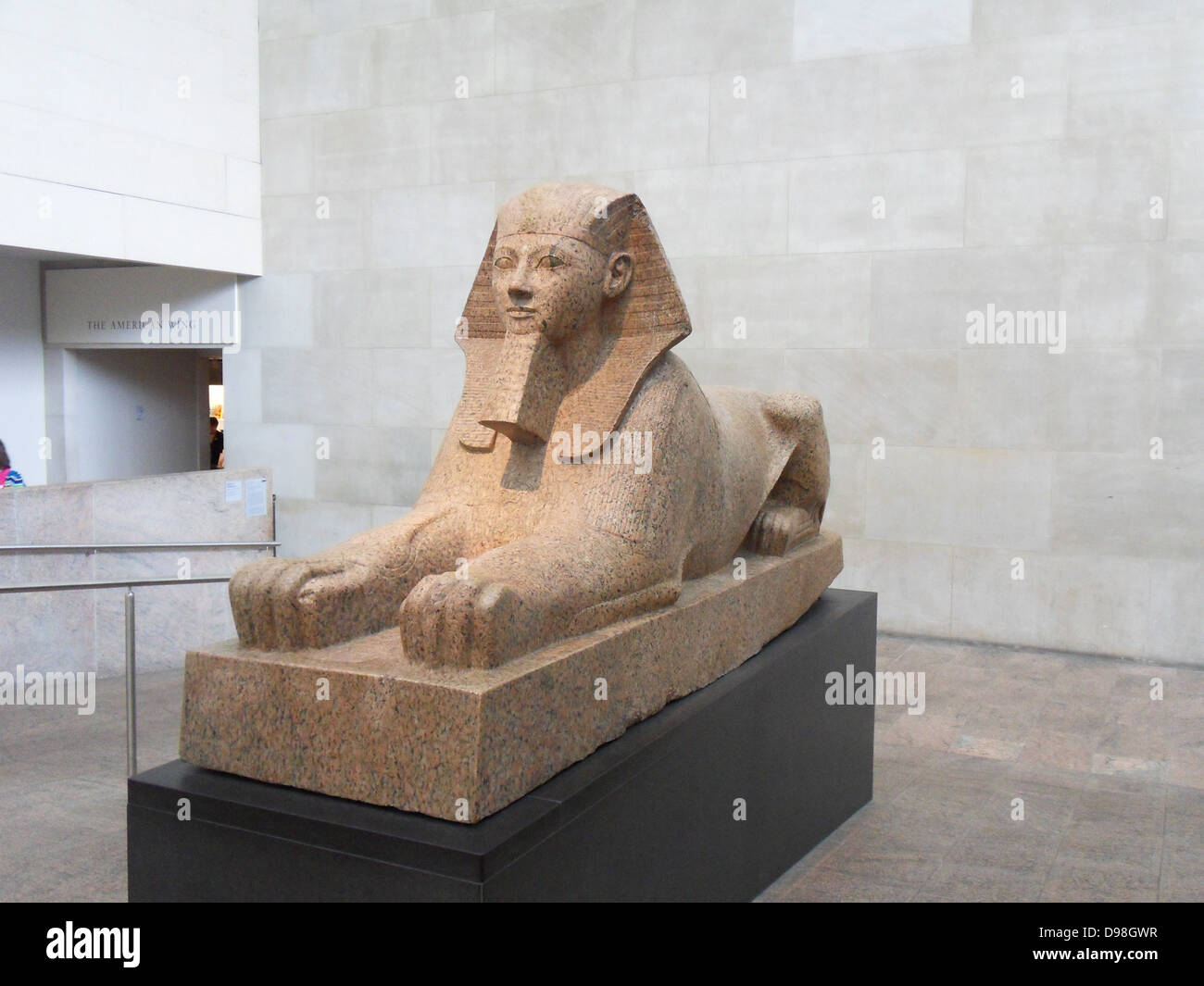 Sphinx d'Hatshepsout. Nouvel Empire, 18e dynastie règne conjoint d'Hatshepsout et Thoutmosis III ca. 1473-1458 av. J.-C. L'Égypte, de la Haute Égypte, Thèbes, Deir el-Bahri, Senenmut Quarry Banque D'Images