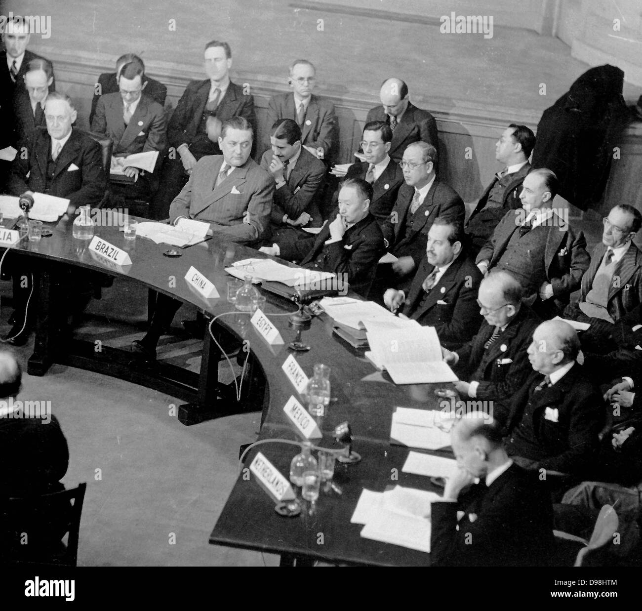 La première session de l'Assemblée générale des Nations Unies s'est ouverte le 10 janvier 1946 au Central Hall à Londres, Royaume-Uni. C'est au cours de cette session que le Conseil de sécurité s'est réuni pour la première fois. Vue de salle centrale au cours de la procédure du Conseil de sécurité. De gauche à droite sont : N.J.O. Makin (Australie) ; mars 2007 de Freitas Valle (Brésil) ; Wellington Koo (Chine) ; Badawi Pasha (Égypte) ; Vincent Auriol (France) ; mars de Rozenweig Diaz (Mexique) ; et Mar. Van Kleffens (Pays-Bas). Banque D'Images