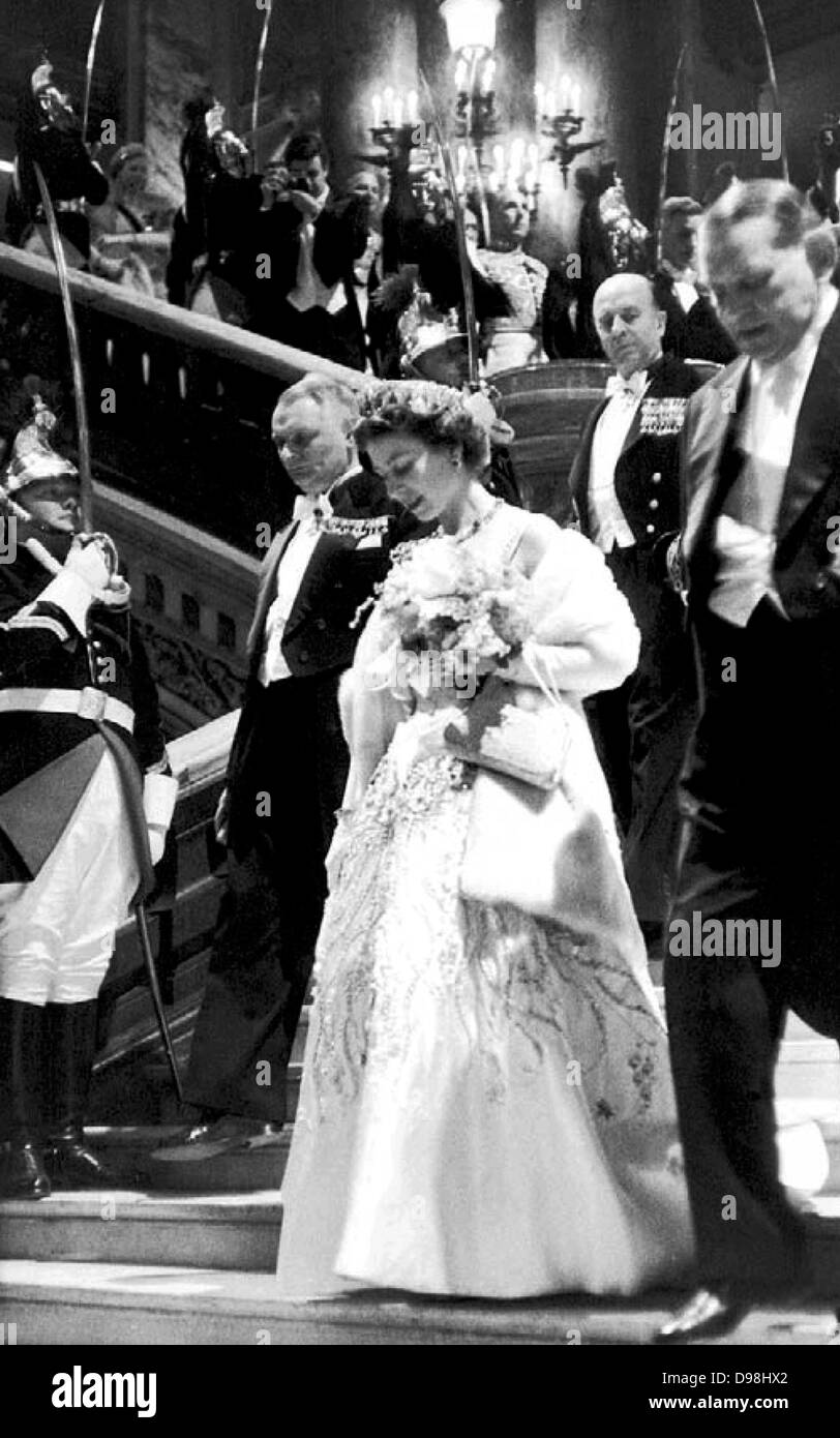 La reine Elizabeth II du Royaume-Uni sur une visite d'État à Paris en 1957, à l'Elysée avec le Président René Coty. Banque D'Images