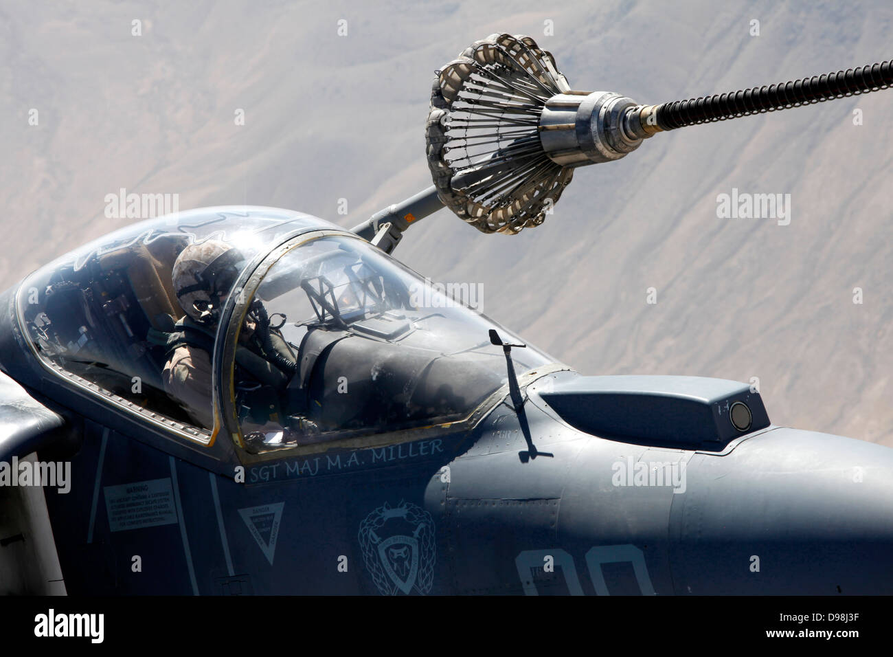 Avions AV-8B Harrier avec Marine Attack Squadron 311 reçoivent l'appui d'un KC-130J Hercules avec ravitaillement aérien maritime Banque D'Images