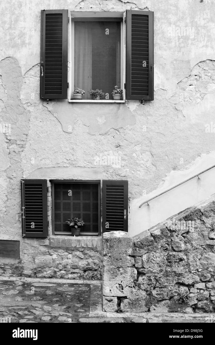 Vue typique de Windows dans une maison Toscane en Italie en noir et blanc Banque D'Images