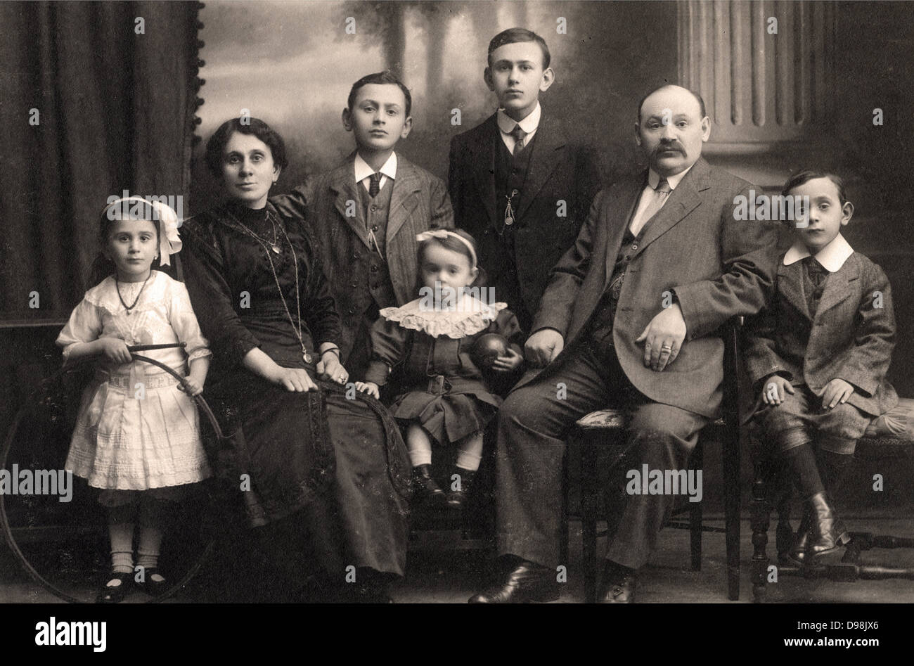 Famille d'immigrés de l'Europe ou la Russie s'installe en Grande-Bretagne en 1905 après les pogroms antisémites. Photographié en 1914 Banque D'Images
