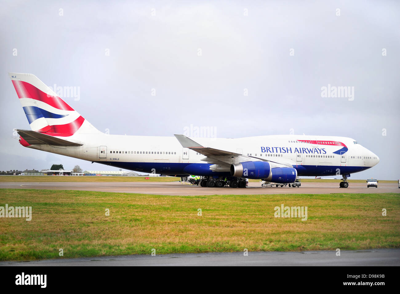 Un British Airways Boeing-747 sur le sol à l'aéroport de Cardiff après avoir effectué un atterrissage d'urgence en raison de problèmes d'instruments Banque D'Images