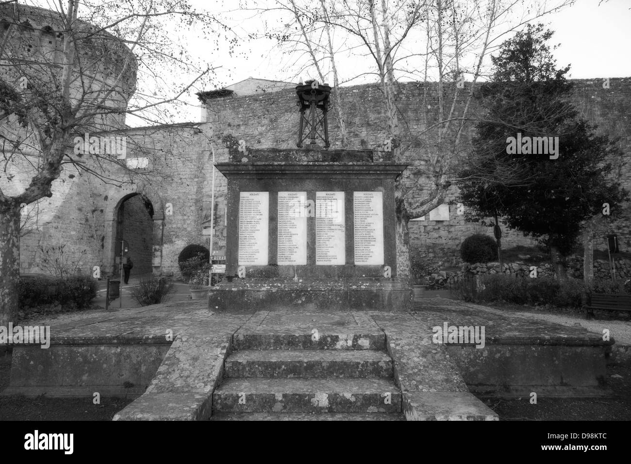 Monument aux morts de la Seconde Guerre mondiale, Volterra,Italie,Monochrome Banque D'Images