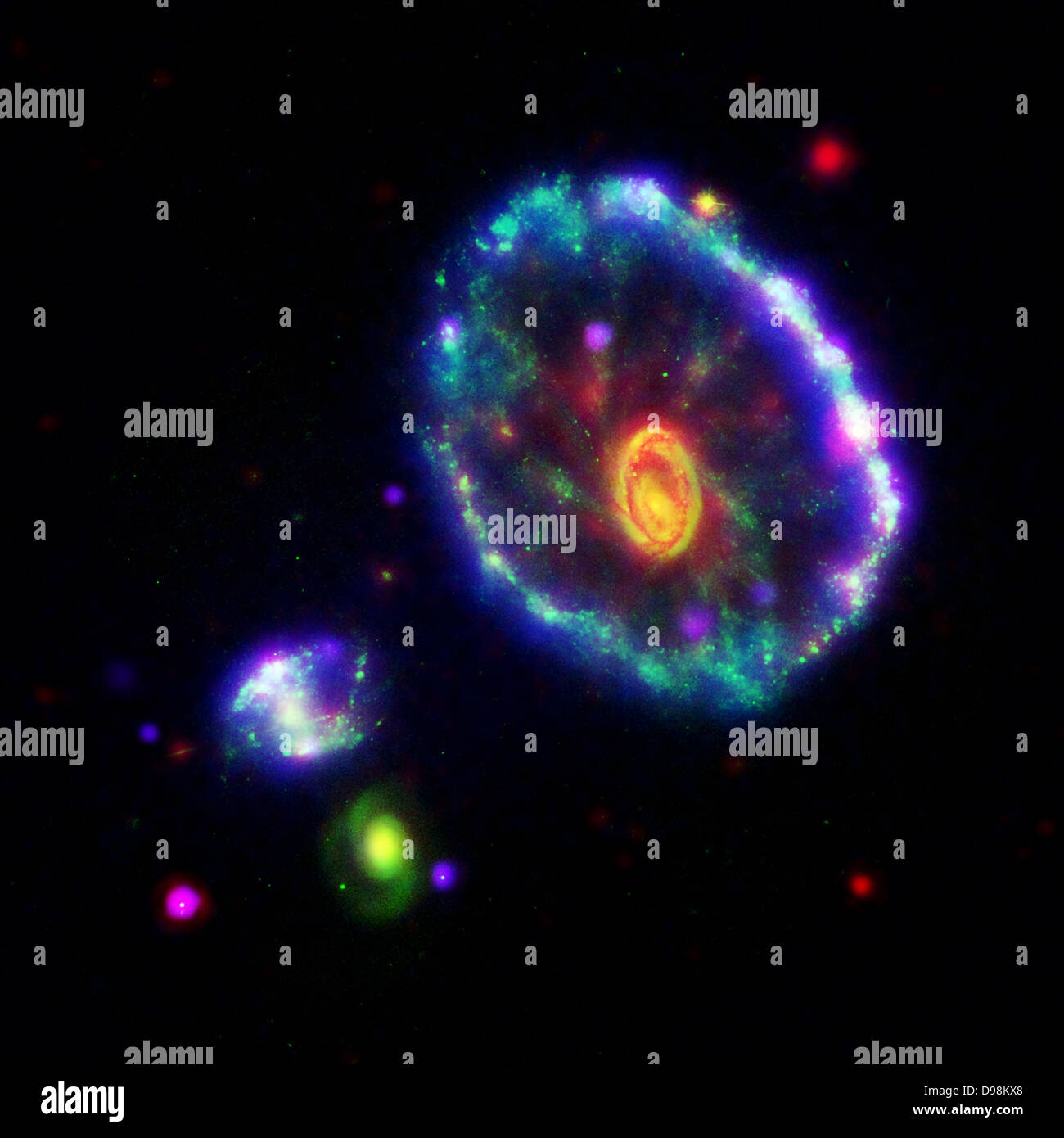 Image composite en fausses couleurs montre la galaxie Cartwheel vue par le Galaxy Evolution Explorer loin du détecteur ultraviolet Banque D'Images