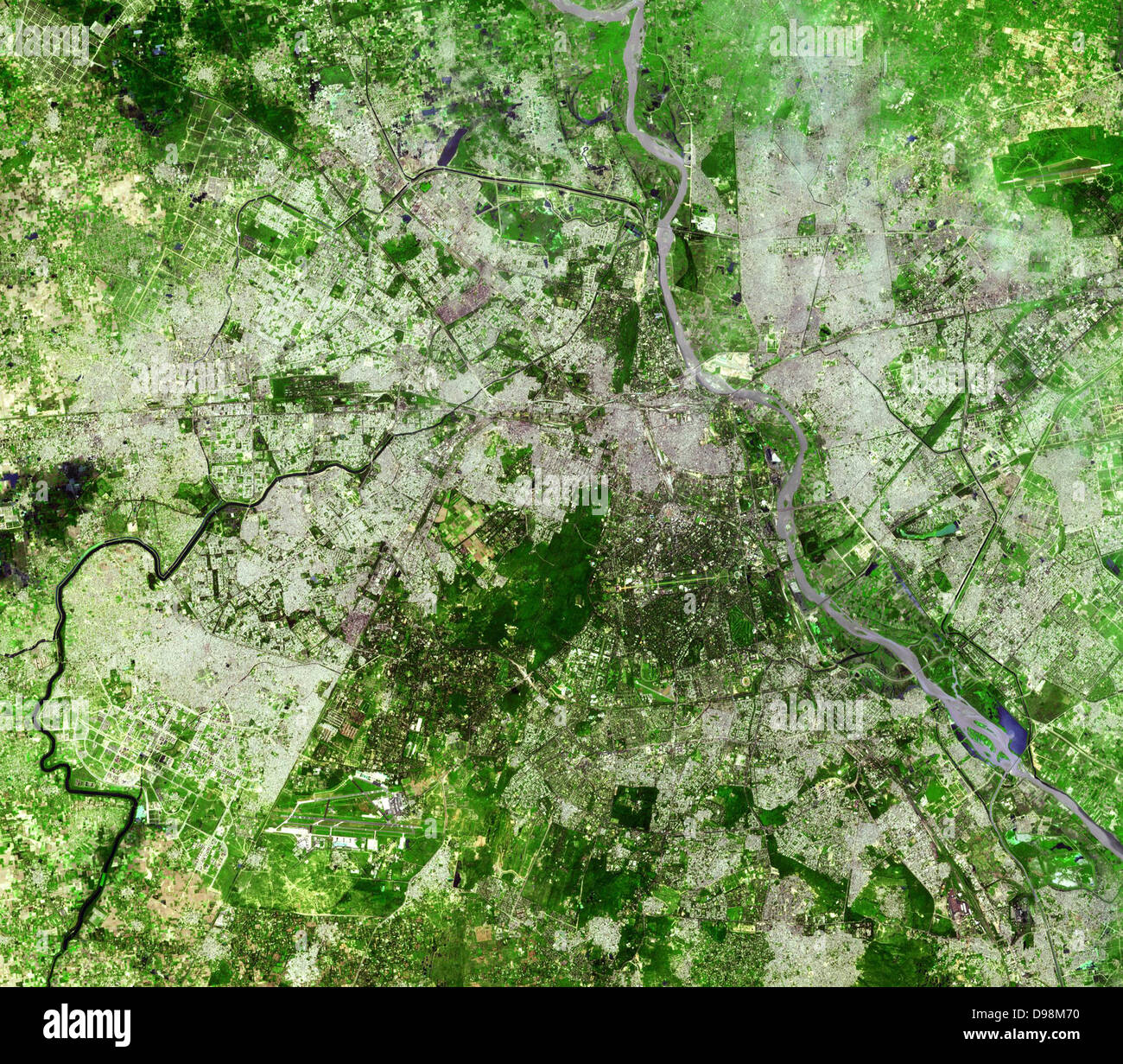 Delhi est la deuxième plus grande métropole de l'Inde, avec une population de 16 millions de dollars. Situé dans le nord de l'Inde, le long des rives de la rivière Yamuna, Delhi a le statut d'un territoire de l'union administrés par le gouvernement fédéral. C'est dans le quartier de New Delhi, la capitale indienne. Delhi est l'une des plus anciennes cites habitée en permanence dans le monde entier, avec des traces d'occupation humaine datant du deuxième millénaire avant J.-C.. L'image a été acquise le 22 septembre 2003, Banque D'Images