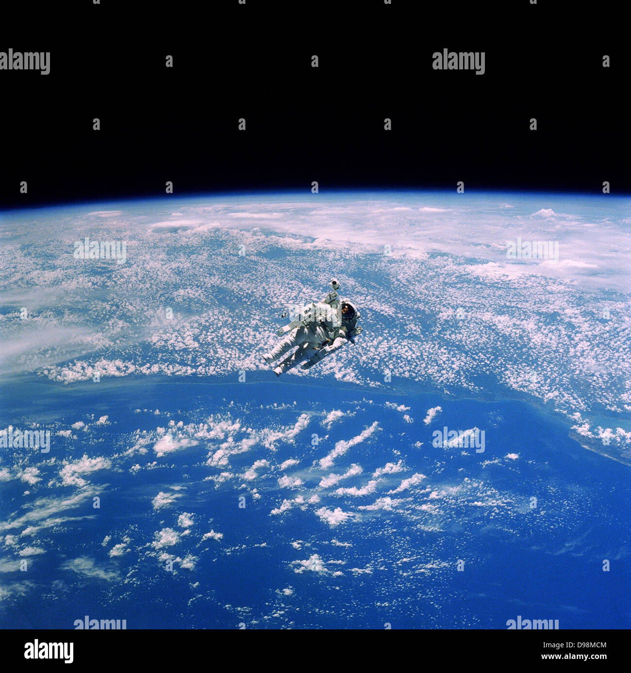 L'astronaute de la NASA Robert L. Stewart flotte au-dessus des nuages, sans attache au cours d'une terre activité extravéhiculaire (EVA) , février 1984 Banque D'Images