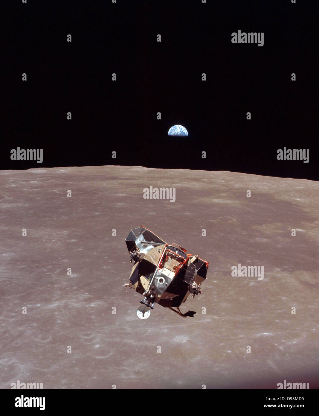Belle Terre Half-Illuminated les toiles de décollage du module lunaire Apollo 11 DE LA NASA ('Eagle') à partir de la surface de la Lune, le 21 juillet 1969, vu de l'Apollo de la NASA en orbite autour de 11 modules de commande et de Service (Colombie-Britannique) Banque D'Images