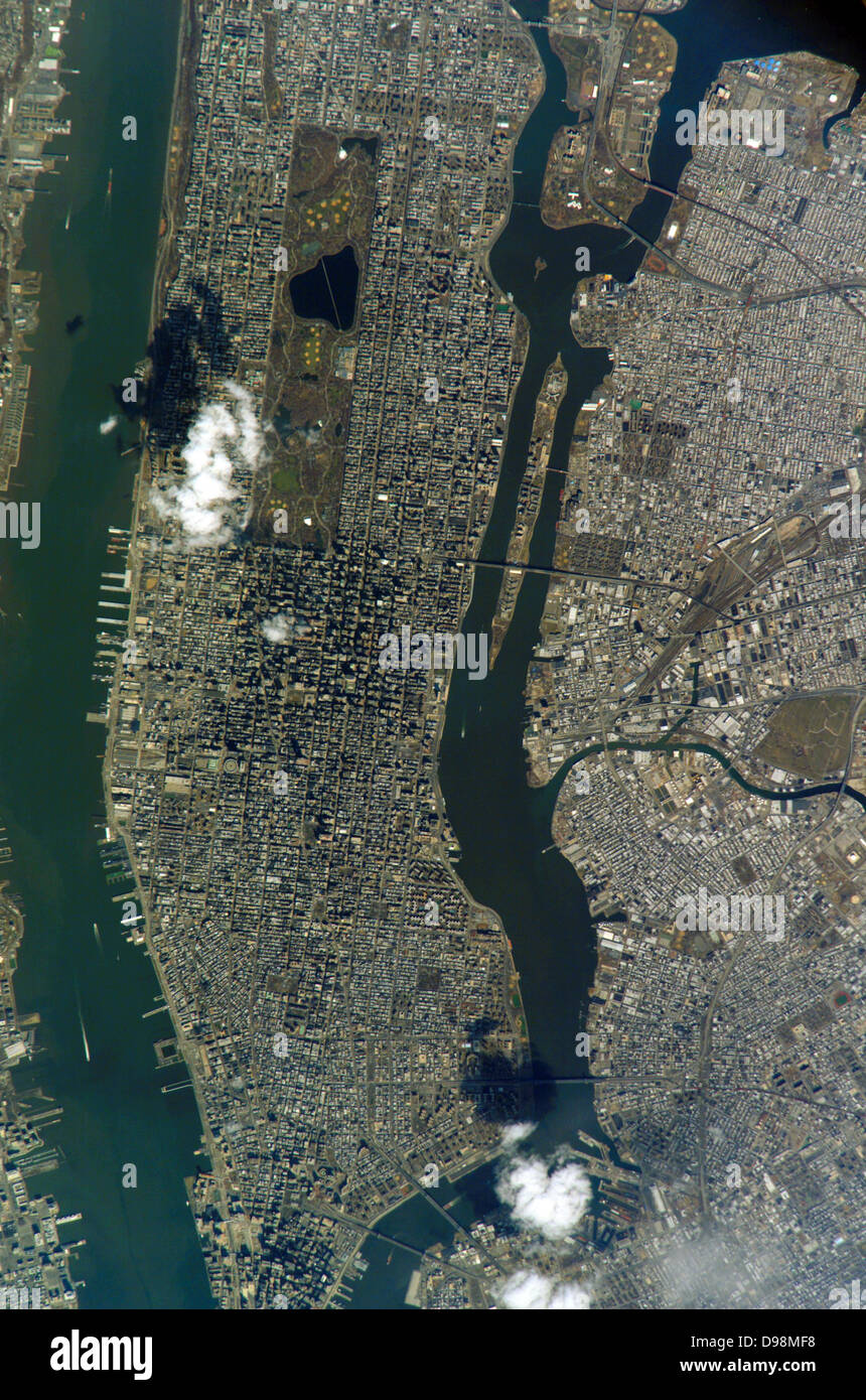 L'année 2005. L'île de Manhattan et son facilement reconnaissable à Central Park sont en vedette dans cette image photographiée par un membre de l'équipage Expédition 10 sur la Station spatiale internationale. Certains des autres arrondissements de la ville de New York (y compris des parties de Queens et Brooklyn) sont également visibles, comme le sont deux petites sections du New Jersey côté de la rivière Hudson (à gauche) Banque D'Images