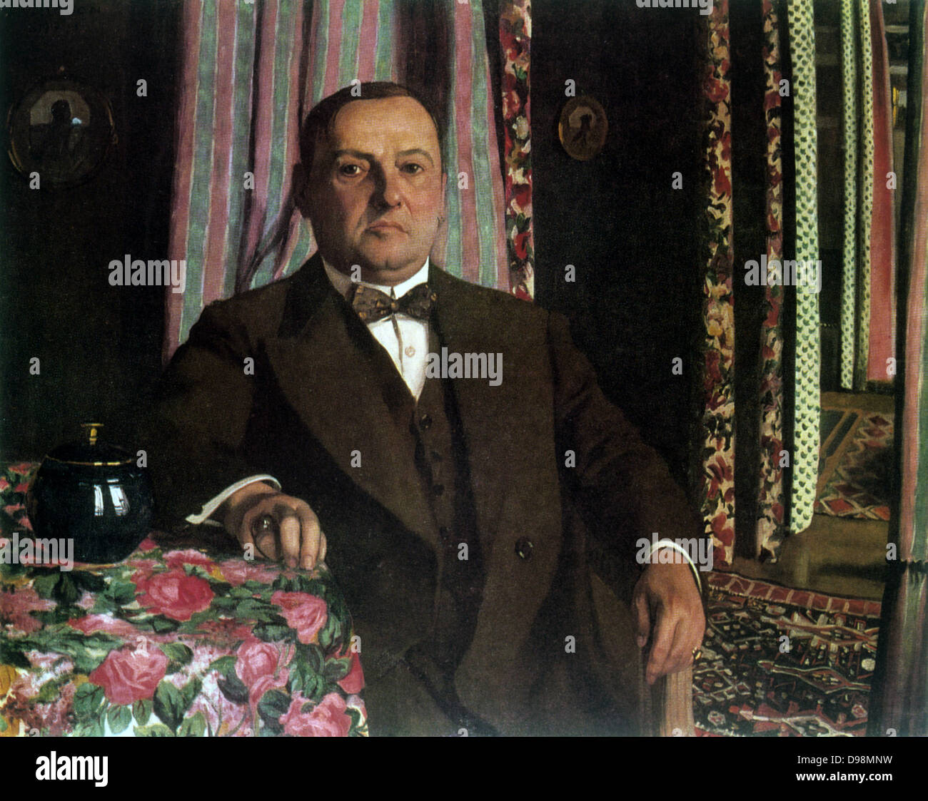 Portrait de Mr Hasen' 1913. Felix Vallotton Edouard (1865-1925) peintre et graveur suisse. L'homme en costume marron, face à vous asseoir à côté de table. Ameublement tissu Oriental Tapis Banque D'Images