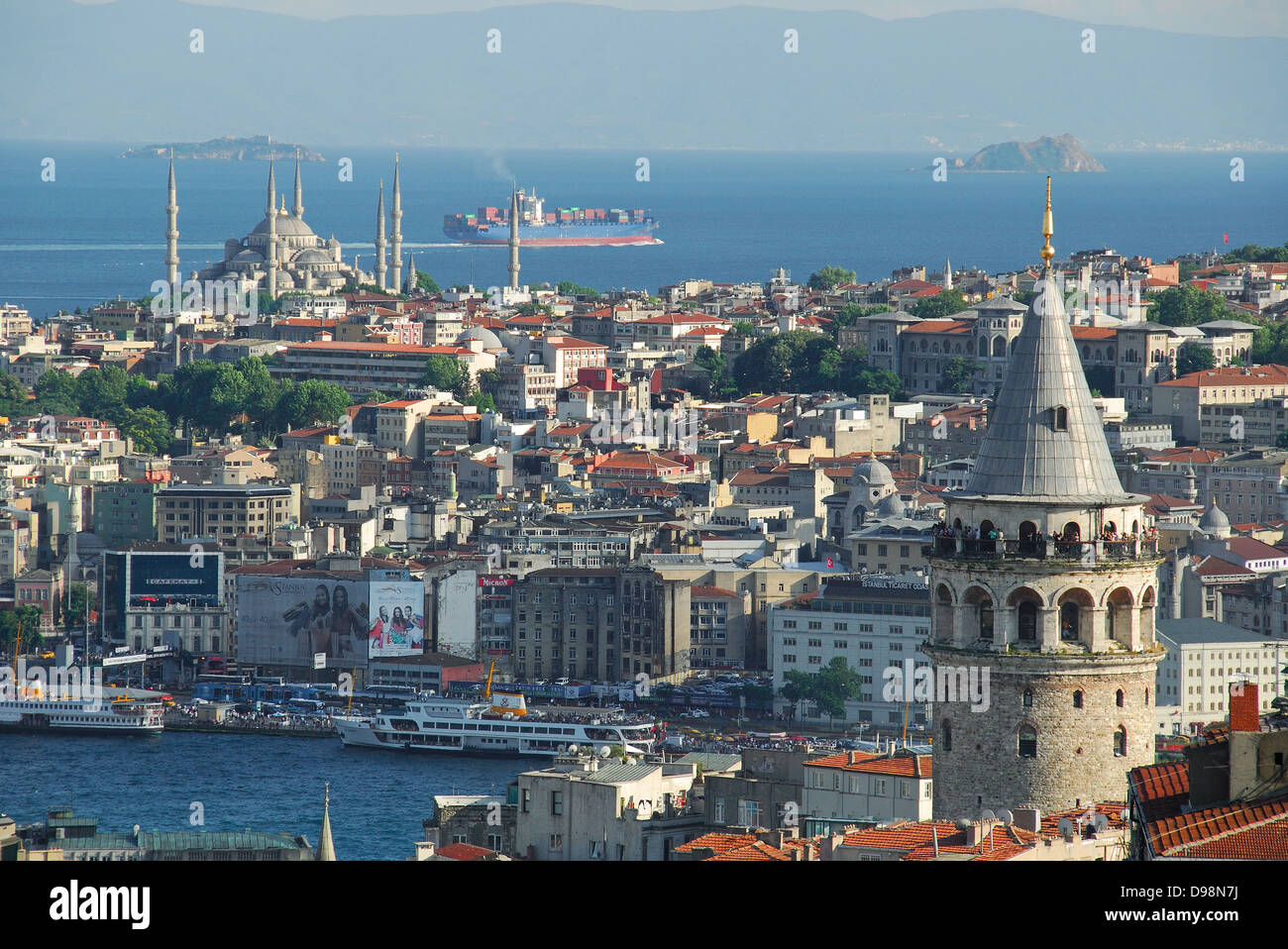 ISTANBUL, TURQUIE. Vue de Sultanahmet, la Mosquée Bleue et la mer de Marmara, avec la tour de Galata à Beyoglu sur la droite. Banque D'Images