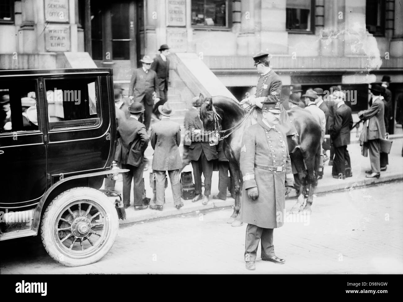 Perte de la White Star Line de classe olympique du RMS Titanic qui a heurté un iceberg le 12 avril 1912 pour son voyage inaugural de Southampton à New York. S'informer de l'actualité à la White Star Line. Plus de 1 500 vies perdues. Disaster Banque D'Images