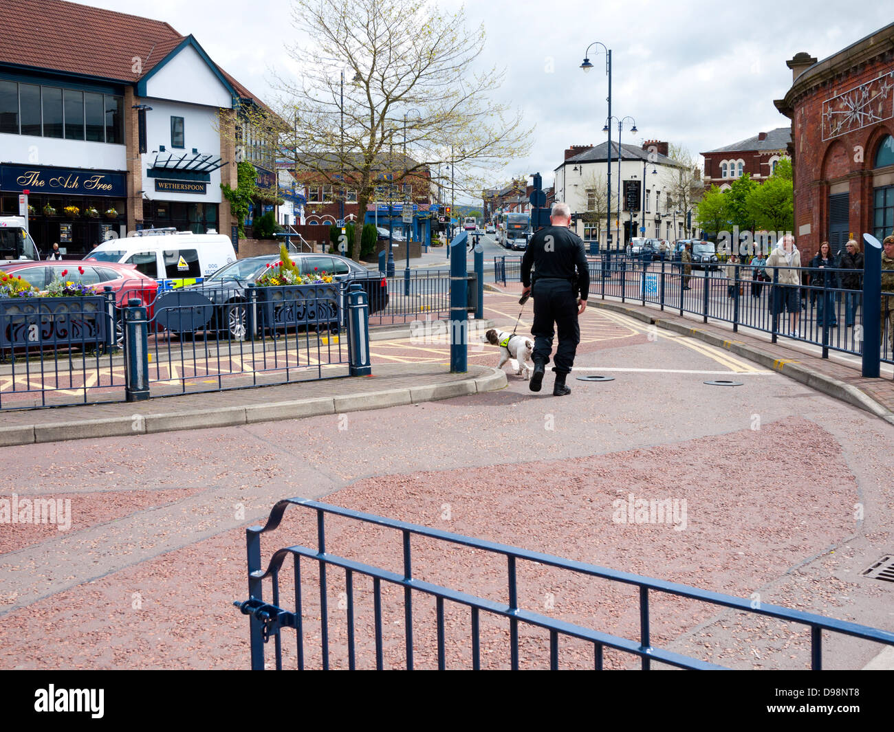 Agent de police avec chien renifleur, Ashton-under-Lyne,Tameside Greater's,Manchester, au Royaume-Uni. Banque D'Images