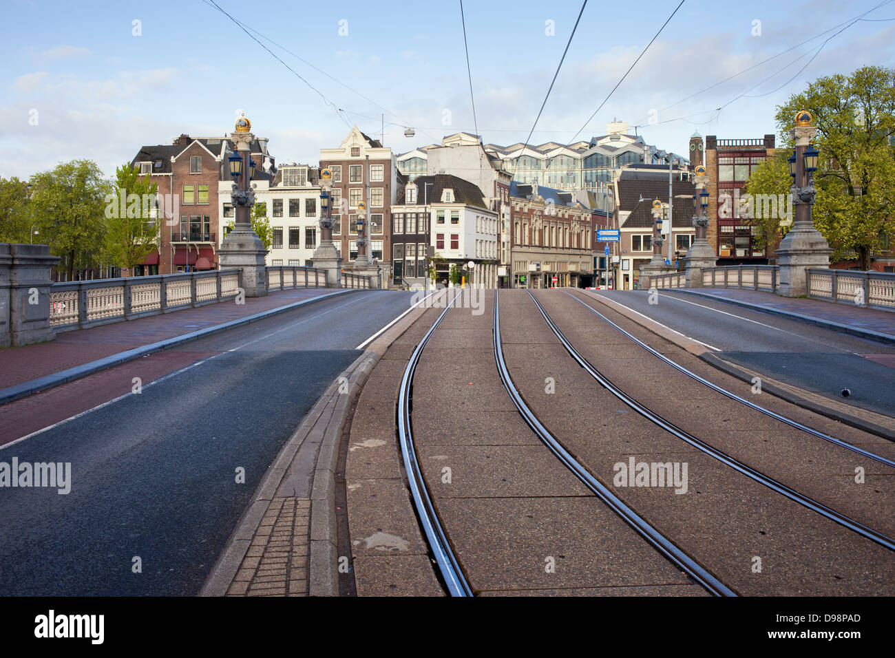 Des infrastructures de transport dans la ville d'Amsterdam en Hollande, street et tramway sur le pont (Hogesluis Hoge Brug Sluis). Banque D'Images