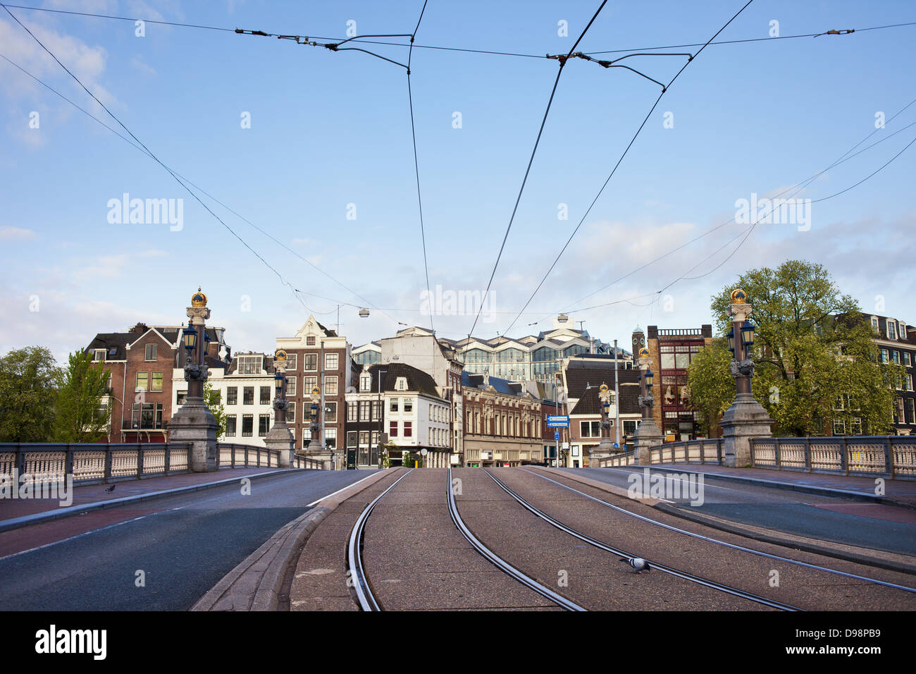 Des infrastructures de transport dans la ville d'Amsterdam en Hollande, street et tramway sur le pont (Hogesluis Hoge Brug Sluis). Banque D'Images