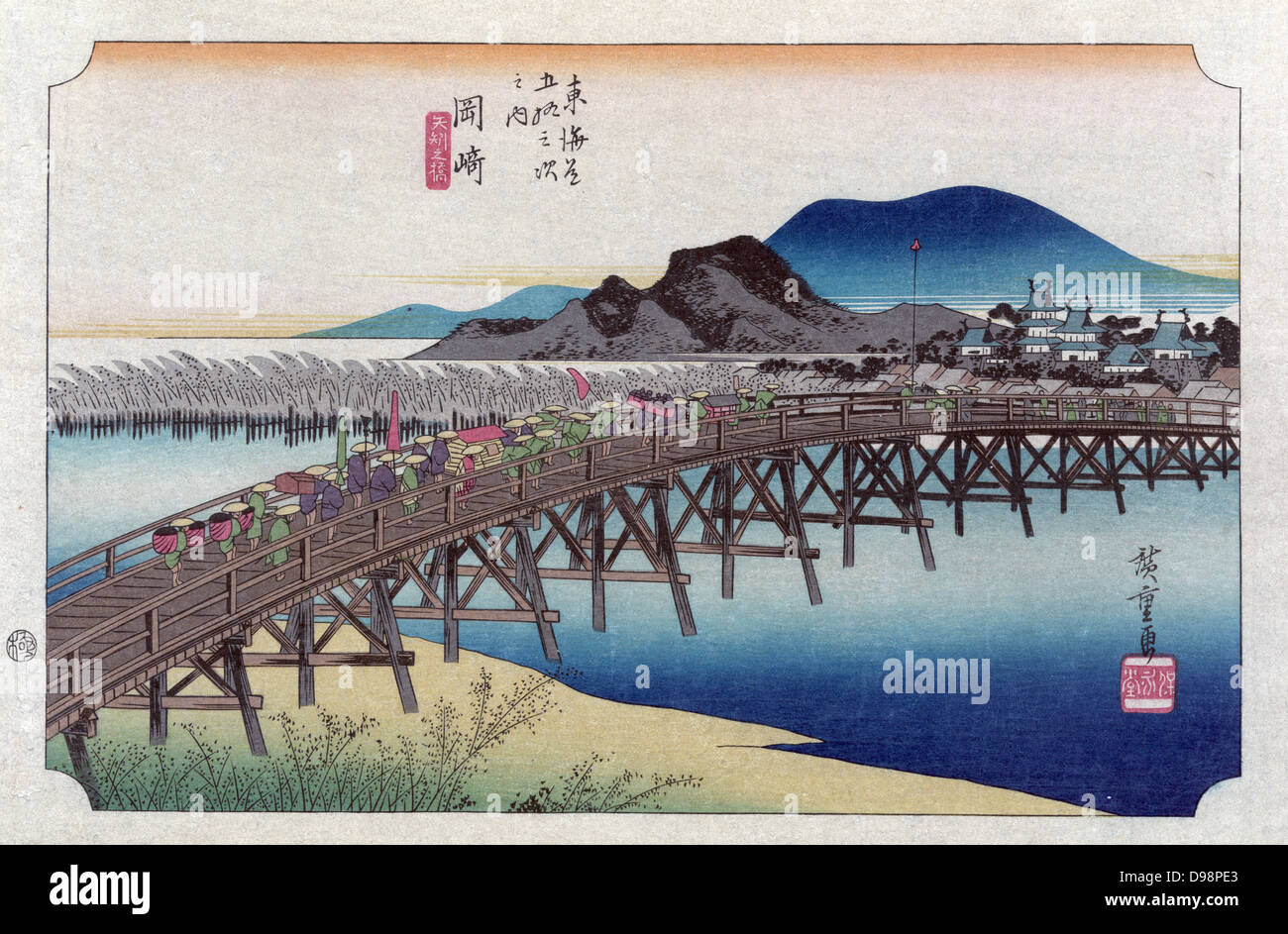 Pont à l'Okasaki station avec les porteurs et accompagnateurs transportant chaise à porteurs et les faisceaux. À partir de 'Le Cinquante-trois Stations du Tokaido Road' (1833-1834) par Hiroshiga Utagawa (1797-1858) artiste japonais Ukiyo-e. De l'eau paysage Banque D'Images
