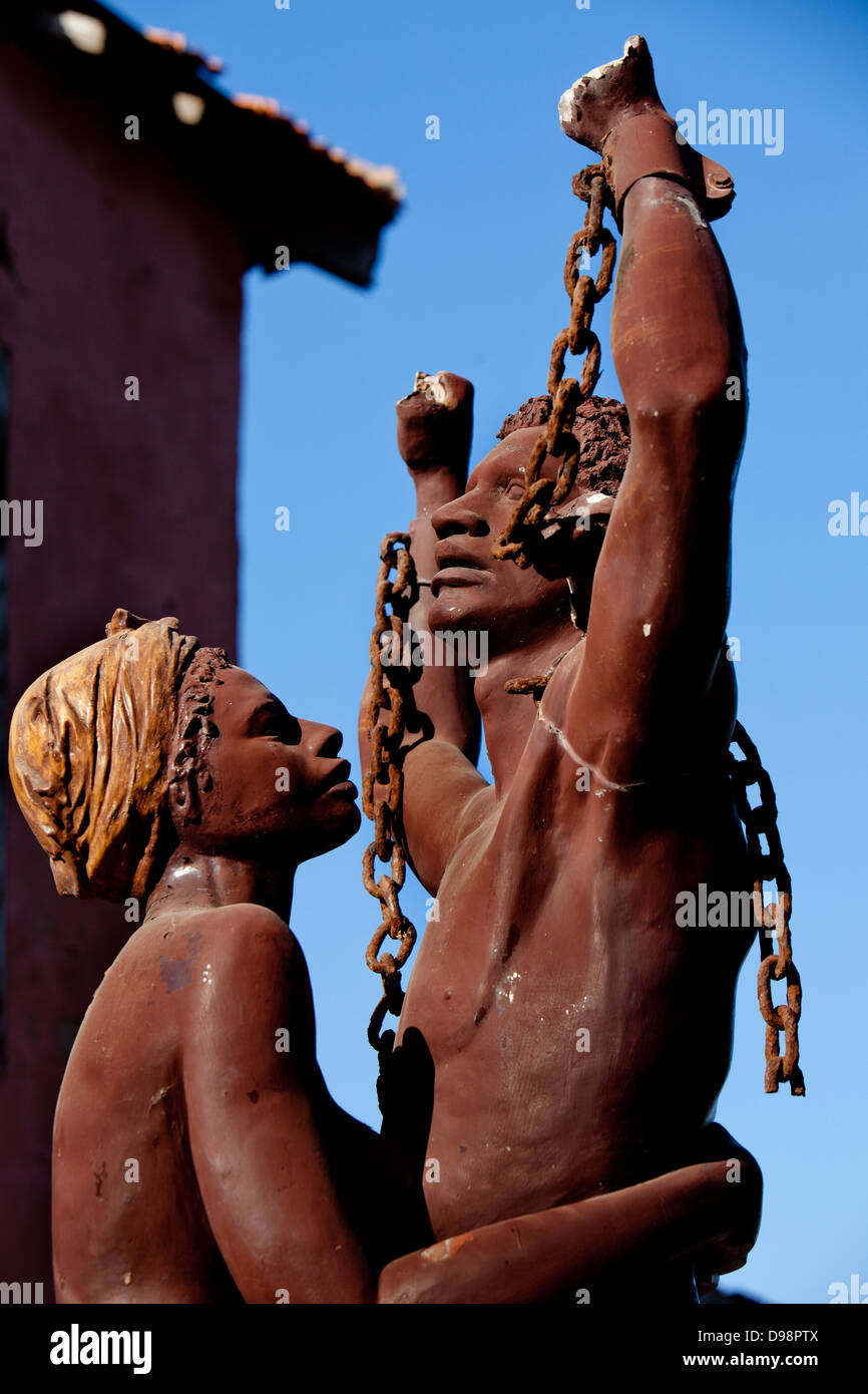 Une statue célébrant la libération des esclaves près de la Maison des Esclaves, l'île de Gorée, Dakar, Sénégal. Banque D'Images