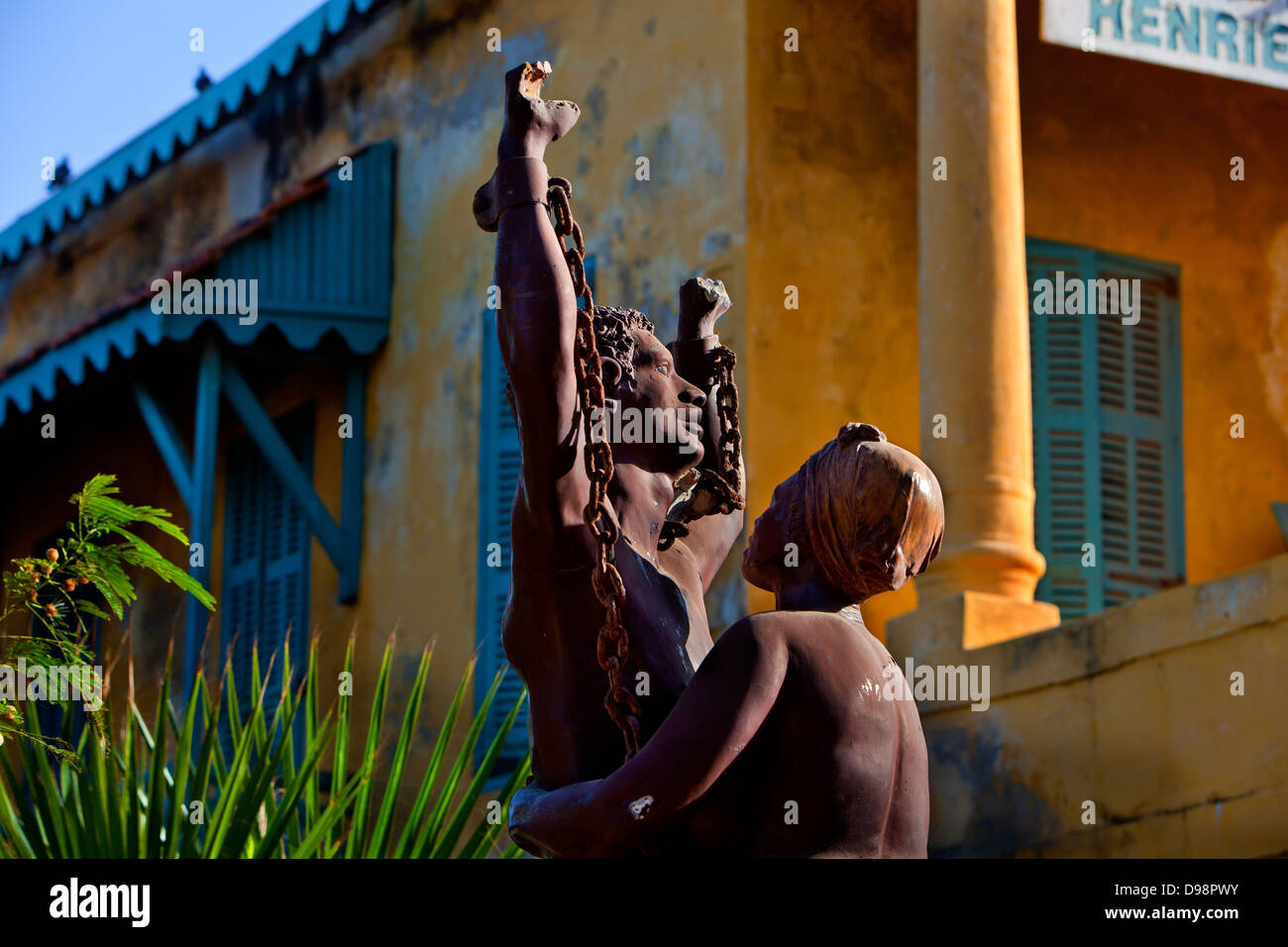 Une statue célébrant la libération des esclaves près de la Maison des Esclaves, l'île de Gorée, Dakar, Sénégal. Banque D'Images
