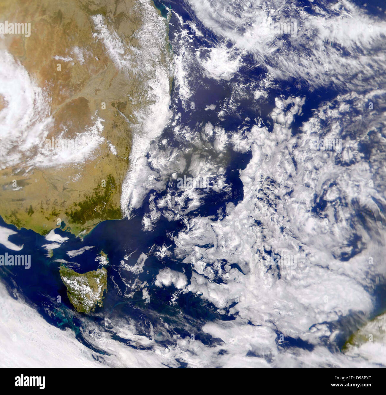 Photographie par satellite de la mer de Tasman partiellement couvert par le nuage. Sur le côté gauche fait partie de l'Australie avec la Tasmanie en dessous. La NASA. La science Banque D'Images