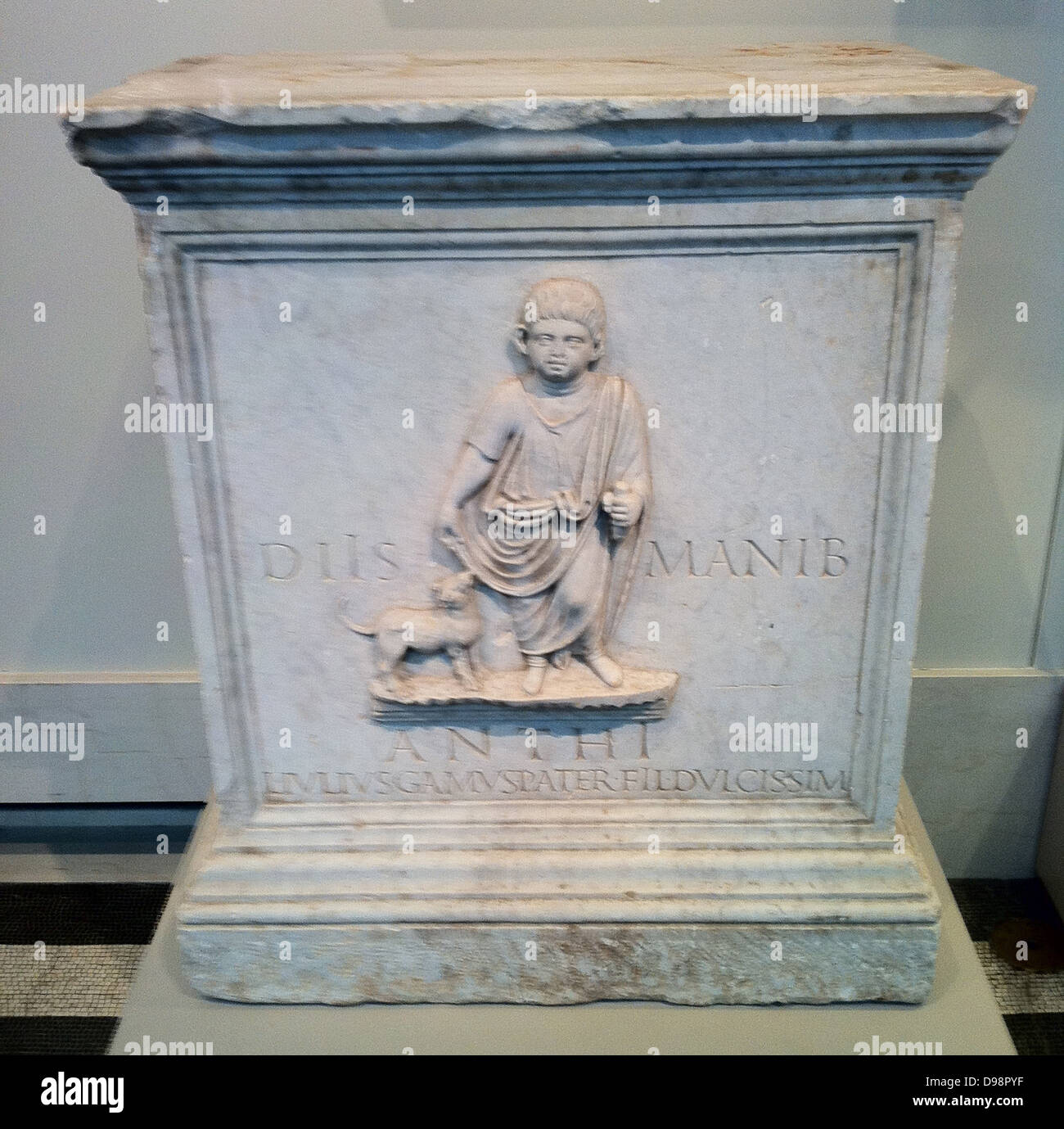 Autel funéraire de marbre romain pour un enfant. Circa Ier siècle apr Banque D'Images