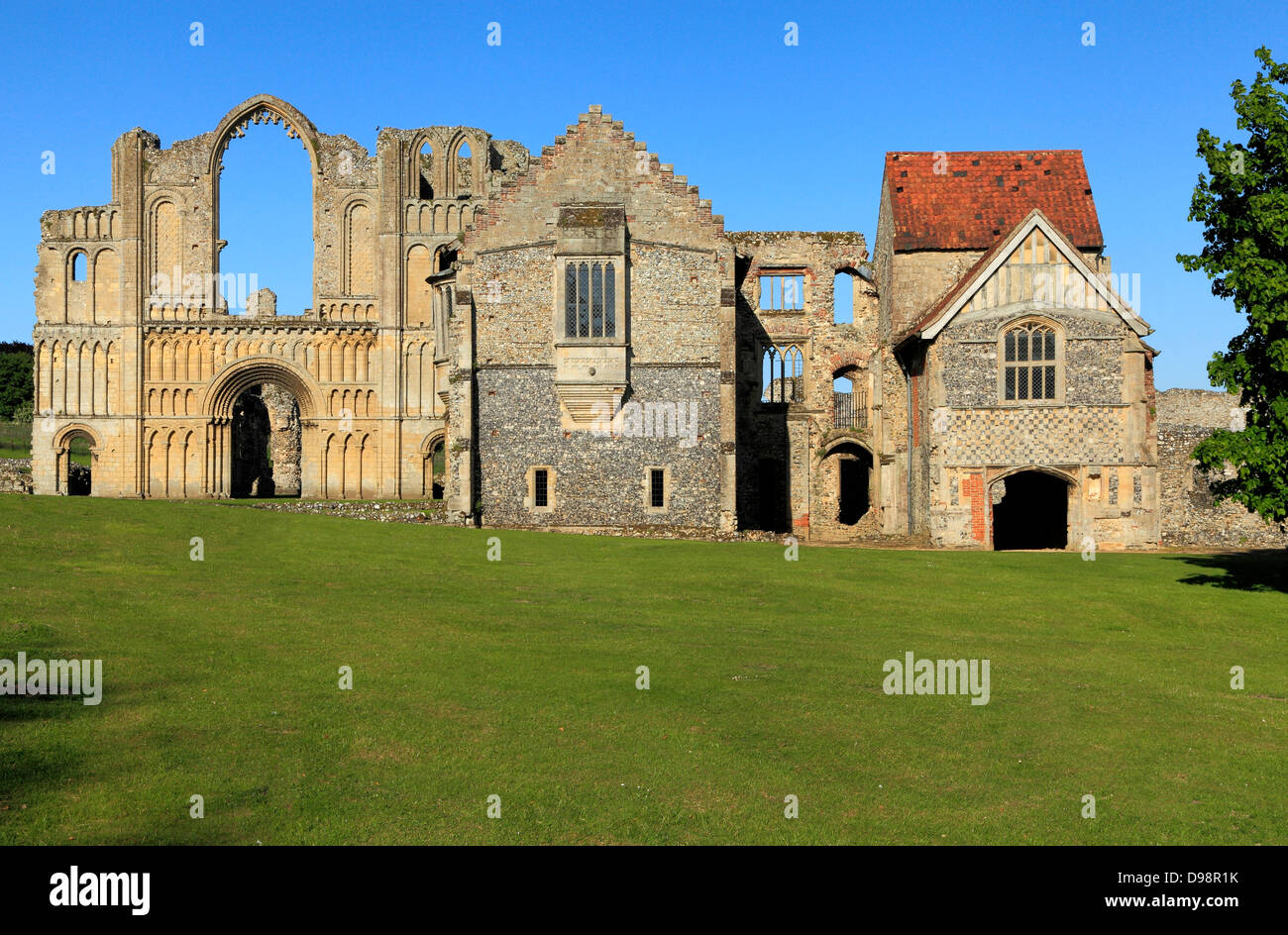 Castle Acre Prieuré, Norfolk, à l'ouest de l'église prieurale de l'avant et de l'hébergement, les Prieurs du monastère médiéval de monastères prieurés Anglais Banque D'Images