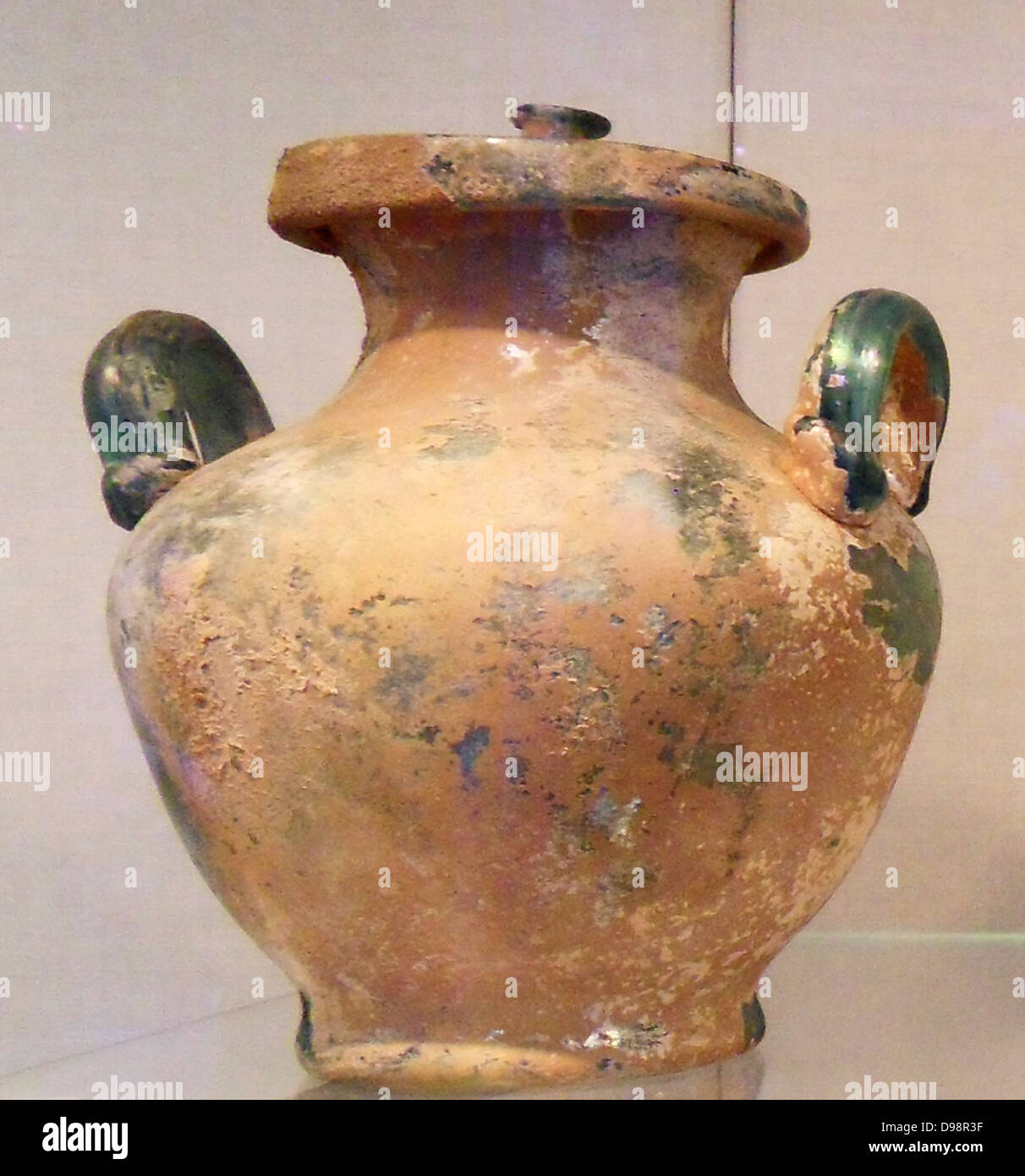 Urne cinéraire en verre avec couvercle. 1er siècle après J.C. romain Banque D'Images