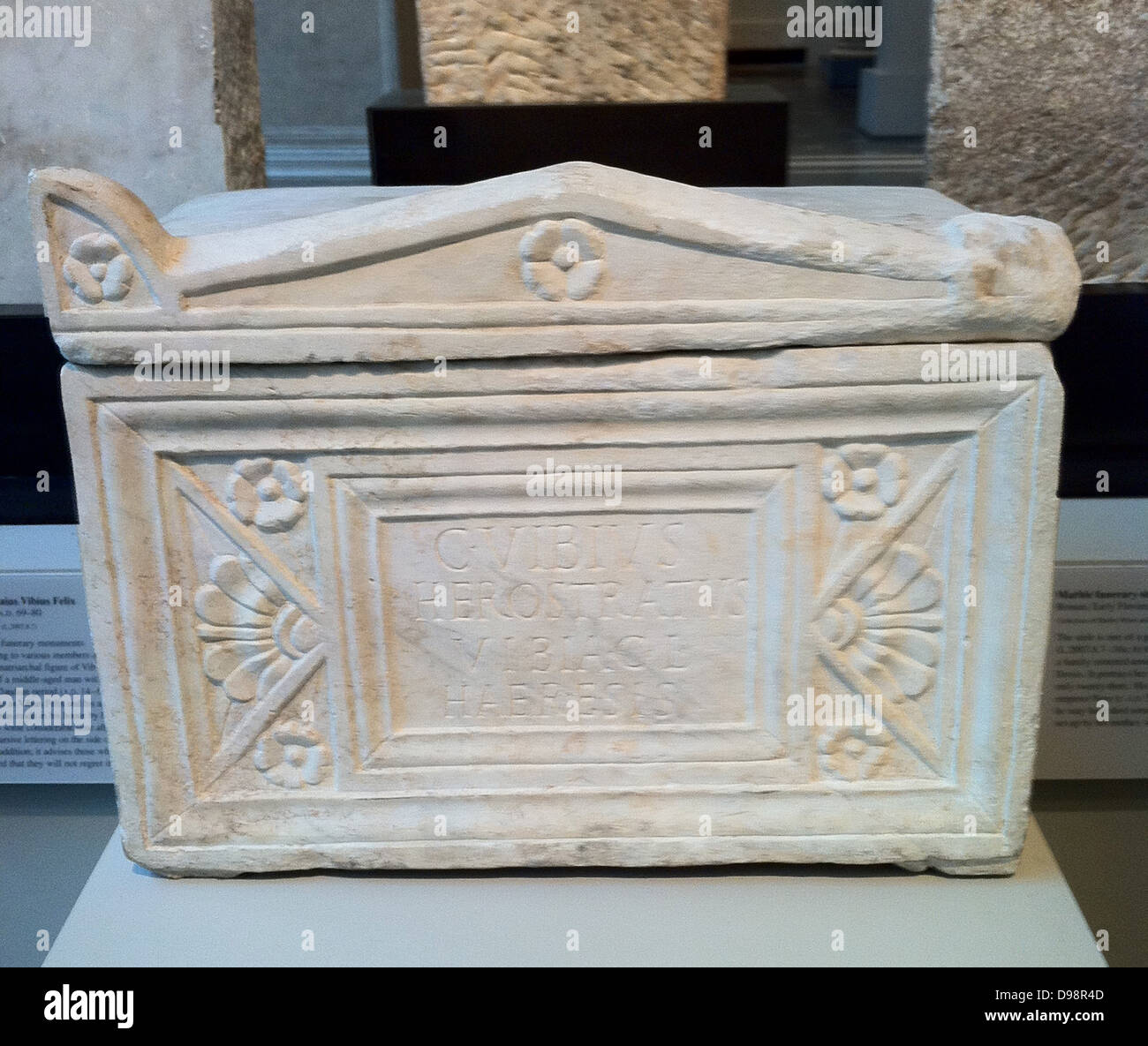 Cinerary romain en marbre de la poitrine. AD AD 69-80 romain Banque D'Images