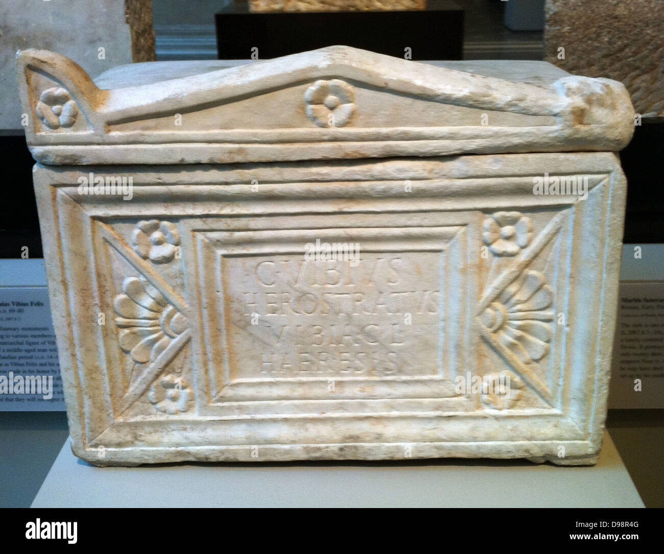 Cinerary romain en marbre de la poitrine. AD AD 69-80 romain Banque D'Images