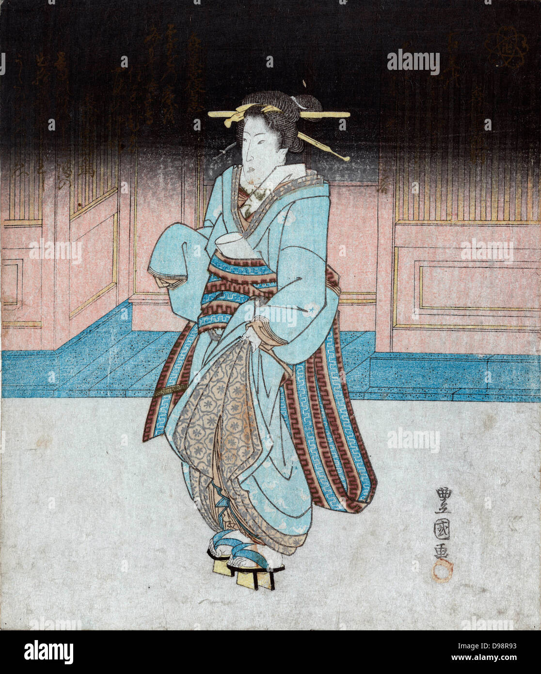 Geisha sur une promenade en soirée à Fukagawa, c1830. Utagawa Toyokuni (c1777-1835) artiste japonais Ukiyo-e. Geisha avec coiffure traditionnelle en kimono bleu, le port de pattens, robe portefeuille pour éviter la masse. Femme Artiste Banque D'Images