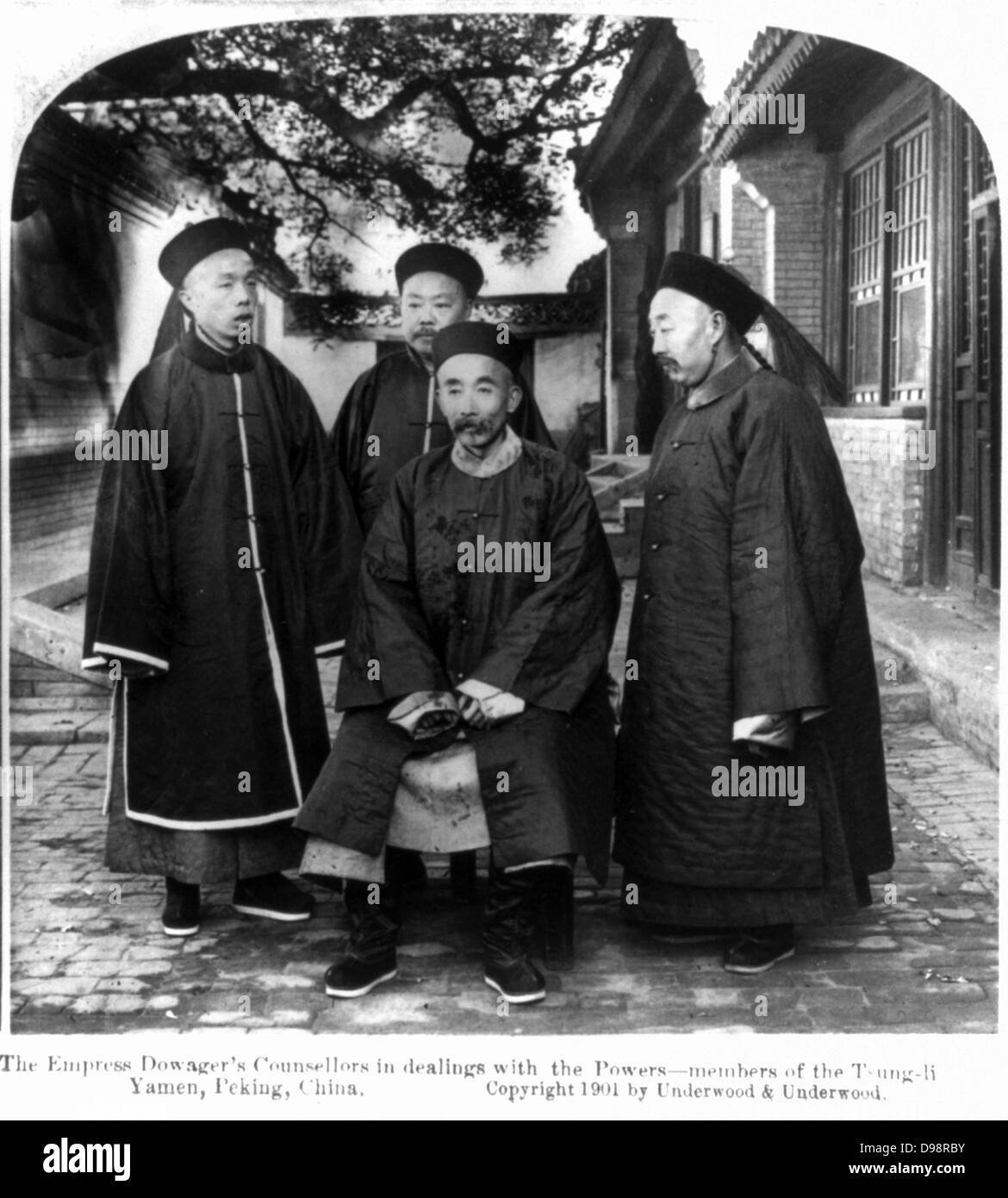 Quatre conseillers de l'Impératrice douairière Cixi (Xiao Qin Cian 1831-1908) qui à partir de 1861 a été pendant près de 40 ans, le dirigeant de facto de la Chine. Robe a la mode matelassé traditionnel Banque D'Images