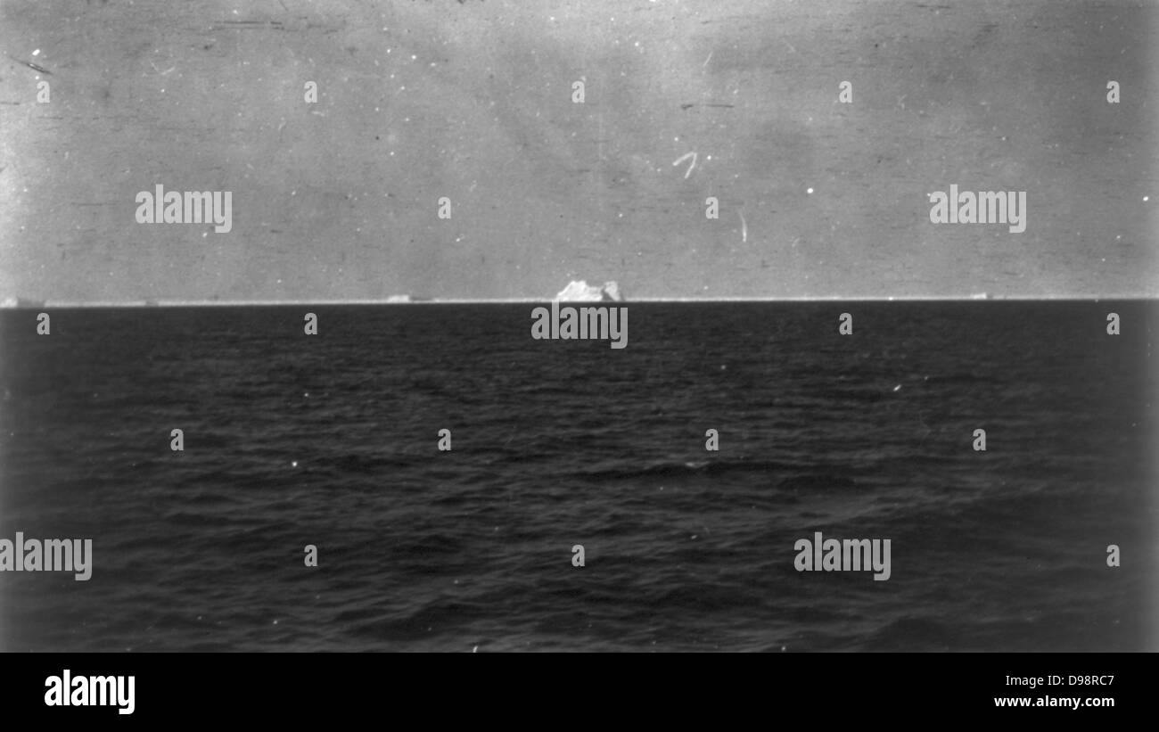 L'iceberg qui a coulé la White Star Line de classe olympique du RMS Titanic qui a frappé le 12 avril 1912 pour son voyage inaugural de Liverpool à New York avec perte de plus de 1 500 vies. Voir à partir de la SS Carpathia qui ramassé les survivants. Banque D'Images