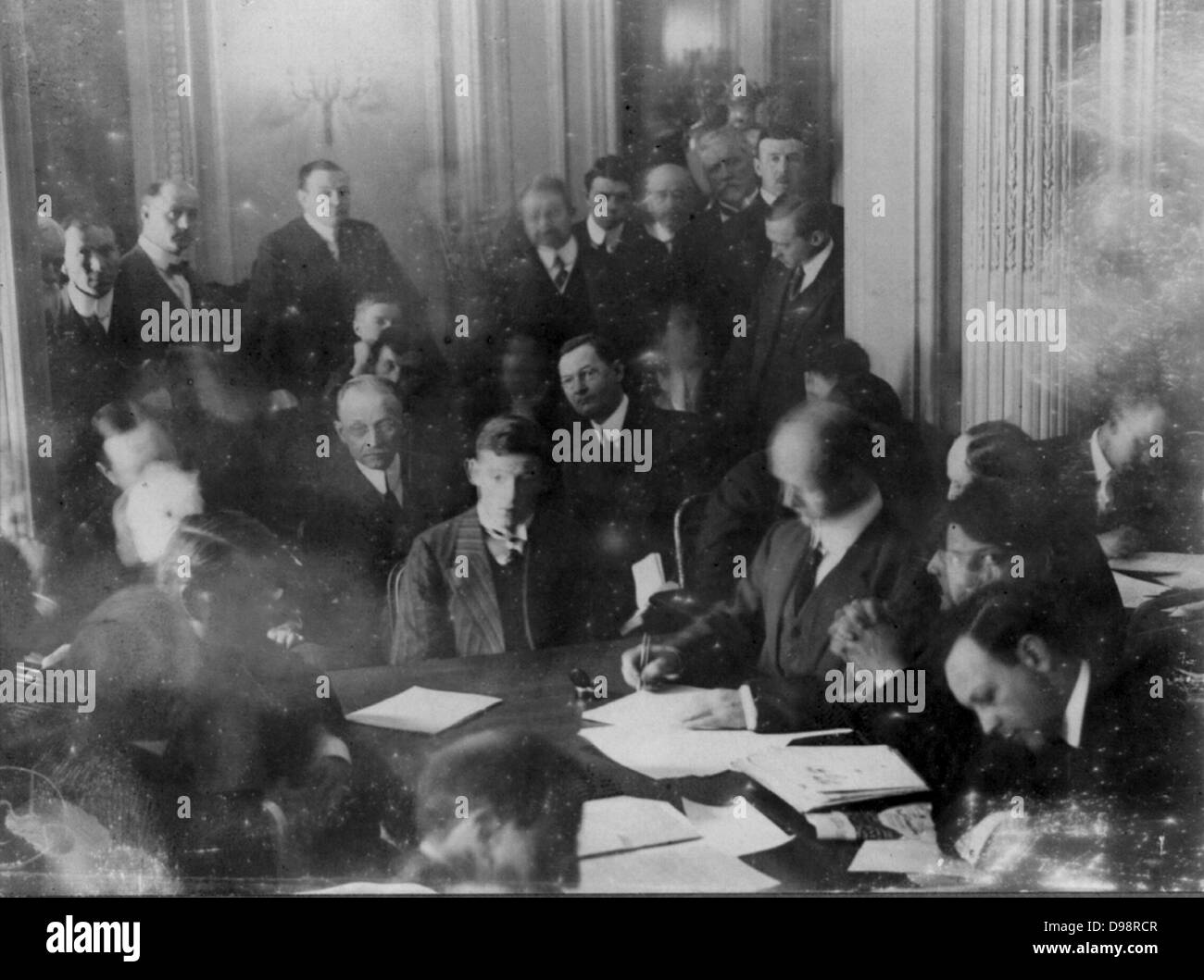 La catastrophe du Titanic, le 12 avril 1912 USA : Commission d'enquête du Sénat questions au survivants Hôtel Waldorf Astoria, à New York. L'opérateur radio Harold Thomas Coffin remis en question, 29 mai 1912. Banque D'Images