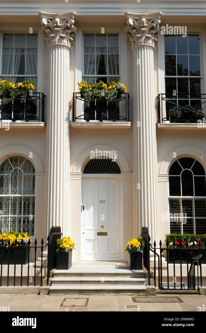 Vue rapprochée de l'architecture de style régence sur une terrasse géorgienne John Nash, Regents Park, Londres. Banque D'Images