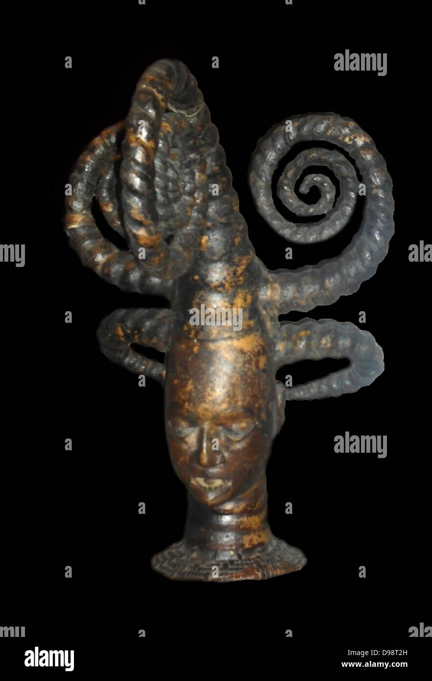 Tribu Ejagham, masque pour être porté sur le haut de la tête à des funérailles et d'initiations. Au sud ouest du Nigeria, l'Afrique du début du xxe siècle. Banque D'Images Tribu Ejagham, masque pour être porté sur le haut de la tête à des funérailles et d'initiations. Au sud ouest du Nigeria, l'Afrique du début du xxe siècle. Banque D'Images