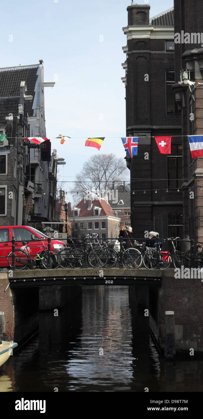 Canal typique scène de rue à Amsterdam, Holland Banque D'Images