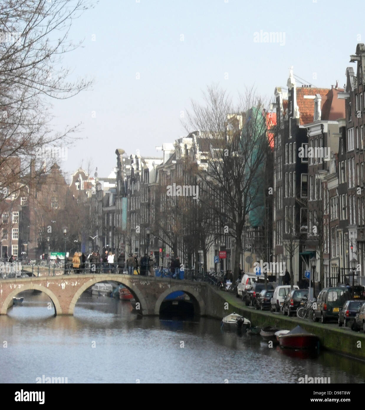 Canal typique scène de rue à Amsterdam, Holland Banque D'Images