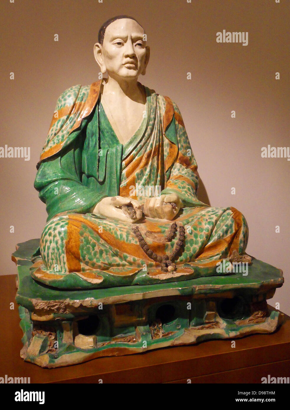 Statue de la tasse en Tâmrabhadra. Prêtre en priere bouddhiste chinois, dynastie Liao (947-1125). Ceramic Banque D'Images