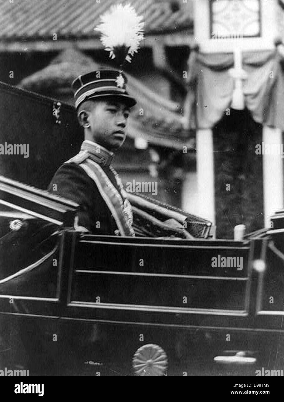 Hirohito, l'Empereur Showa (1901-1989), 124e Empereur du Japon de 1926. Hirohito en 1912 lorsqu'à la mort de son grand-père l'empereur Meiji il devient l'héritier apparent. Tête et épaules vue de lui équitation dans un chariot. Banque D'Images