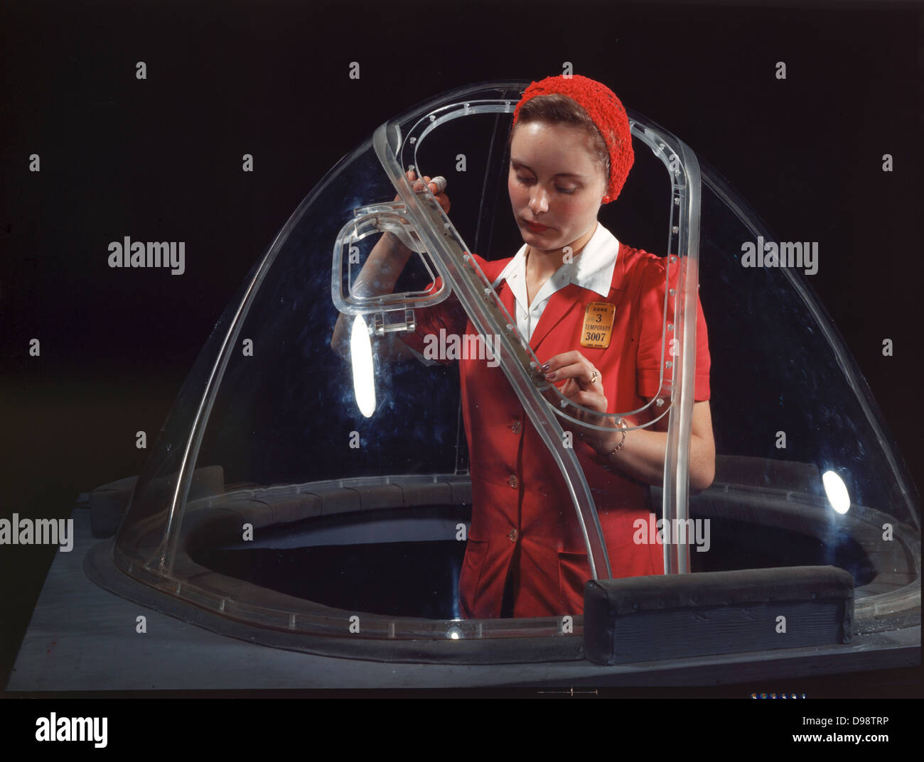 La Deuxième Guerre mondiale, 1939-1945. Femme l'achèvement des travaux sur la section de nez Bombardier B-17F de bombardiers de la marine, Douglas Aircraft Company , l'usine de Long Beach, Californie, USA, 1942 . Mieux connu sous le nom de 'Flying Fortress'. Les femmes du travail Banque D'Images