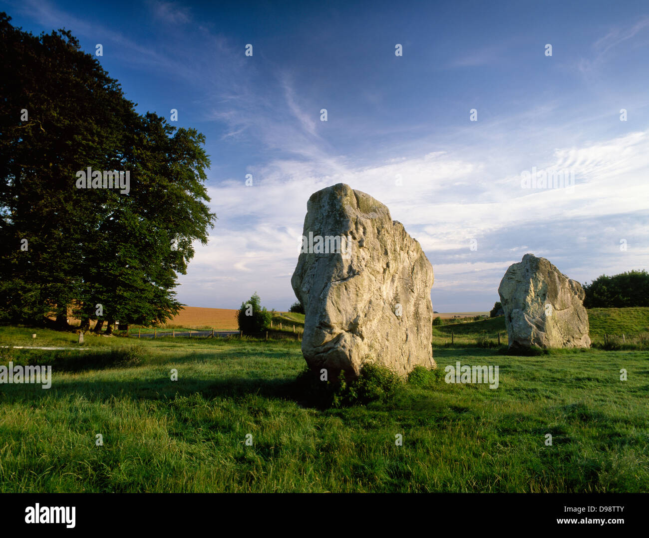 Avebury Wiltshire : deux énormes pierres du grand cercle à l'entrée du SE henge monument, Stone 1 (R) est connue sous le nom de Devil's Chair. Banque D'Images