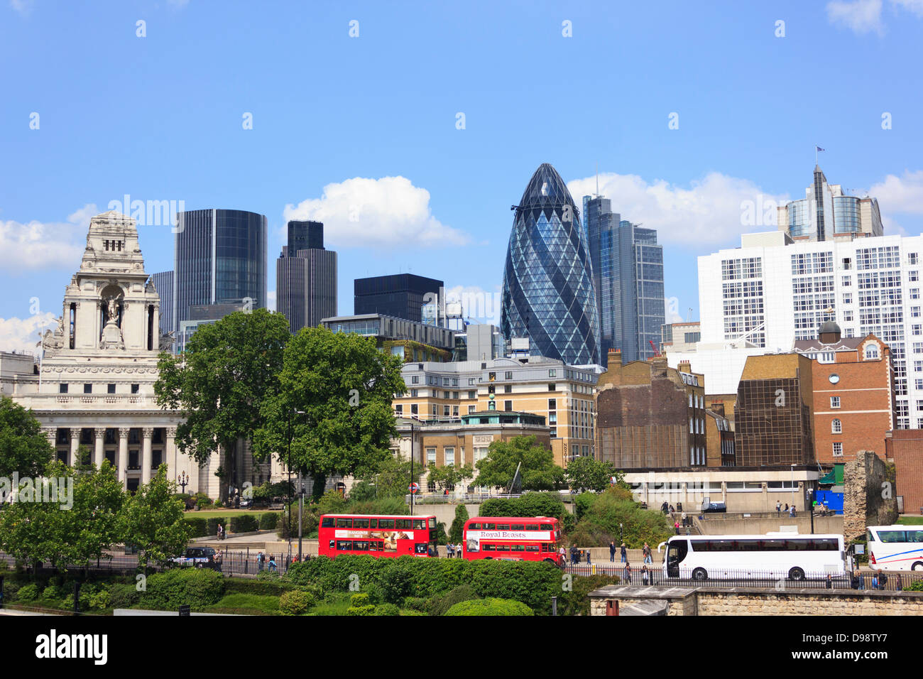 Toits de Londres dont le fameux Gherkin building et les bus londoniens. Banque D'Images