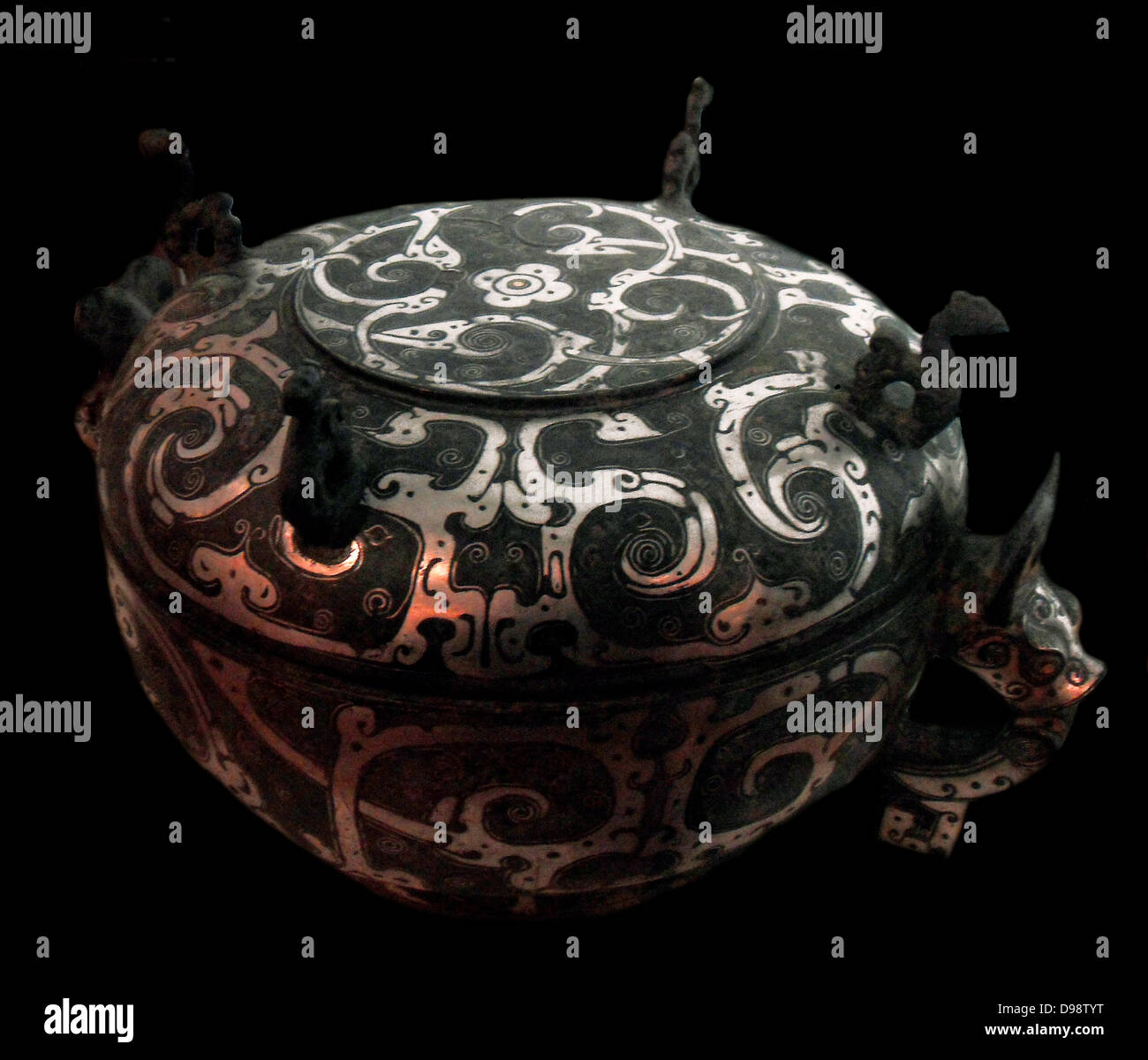 Vase avec un couvercle pour couper et transporter les oiseaux stylisés. fin du 3ème siècle avant J.-C. est de dynastie Zhou (770-256 avant J.-C.) bronze, d'or, incrustés (métal), érodés, argent (métal) en provenance de Chine Banque D'Images Vase avec un couvercle pour couper et transporter les oiseaux stylisés. fin du 3ème siècle avant J.-C. est de dynastie Zhou (770-256 avant J.-C.) bronze, d'or, incrustés (métal), érodés, argent (métal) en provenance de Chine Banque D'Images