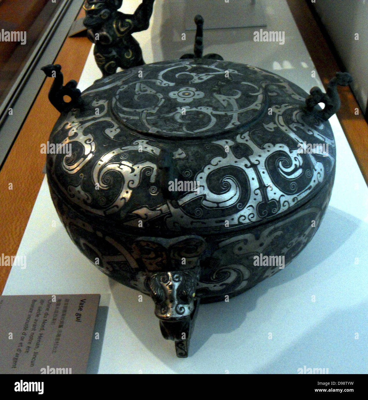 Vase avec un couvercle pour couper et transporter les oiseaux stylisés. fin du 3ème siècle avant J.-C. est de dynastie Zhou (770-256 avant J.-C.) bronze, d'or, incrustés (métal), érodés, argent (métal) en provenance de Chine Banque D'Images Vase avec un couvercle pour couper et transporter les oiseaux stylisés. fin du 3ème siècle avant J.-C. est de dynastie Zhou (770-256 avant J.-C.) bronze, d'or, incrustés (métal), érodés, argent (métal) en provenance de Chine Banque D'Images