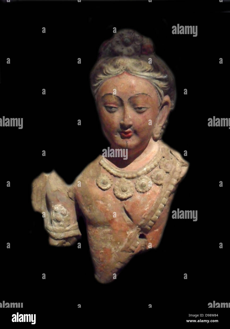 Bodhisattva ou devata (fragment de relief) 7e siècle, la sculpture polychrome de la Chine Banque D'Images