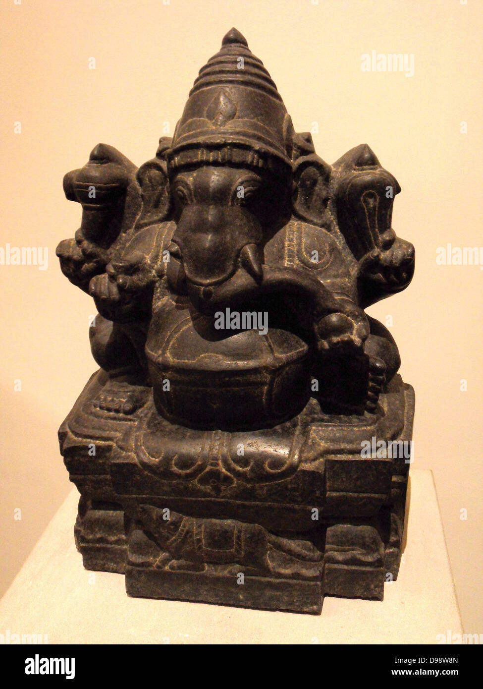 Sculpture en granit poli noir du dieu hindou Ganesha Dravidiens ; Banque D'Images