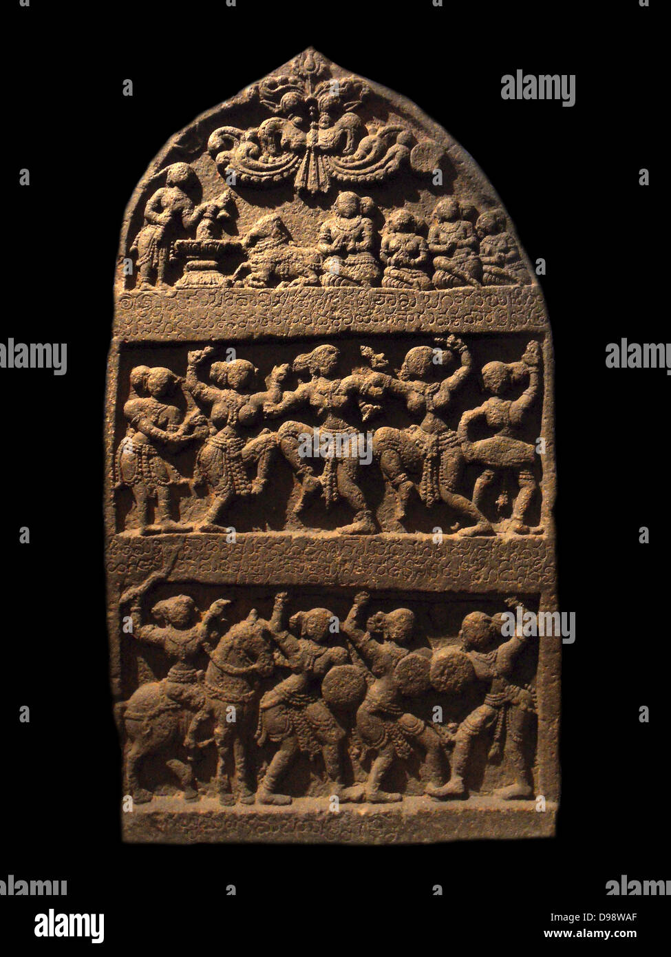 Stèle commémorative ('Stone of Heroes'). 14e siècle, 15e siècle, la dynastie Vijayanagara (15ème-16ème siècle) sculpture de basalte de l'Inde, Karnataka Banque D'Images